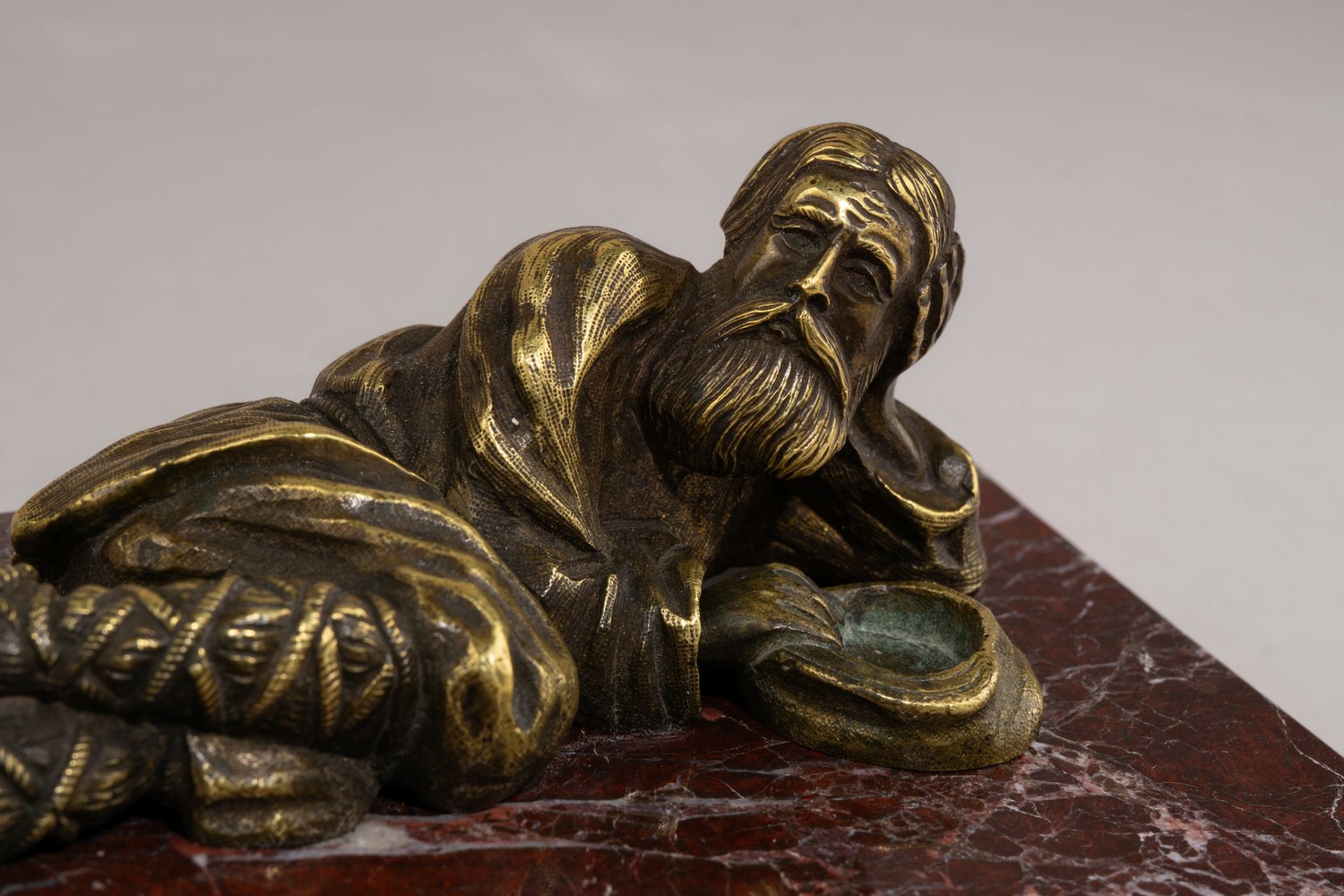 Скульптура кабинетная «Отдыхающий крестьянин». Россия, вторая половина XIX века.