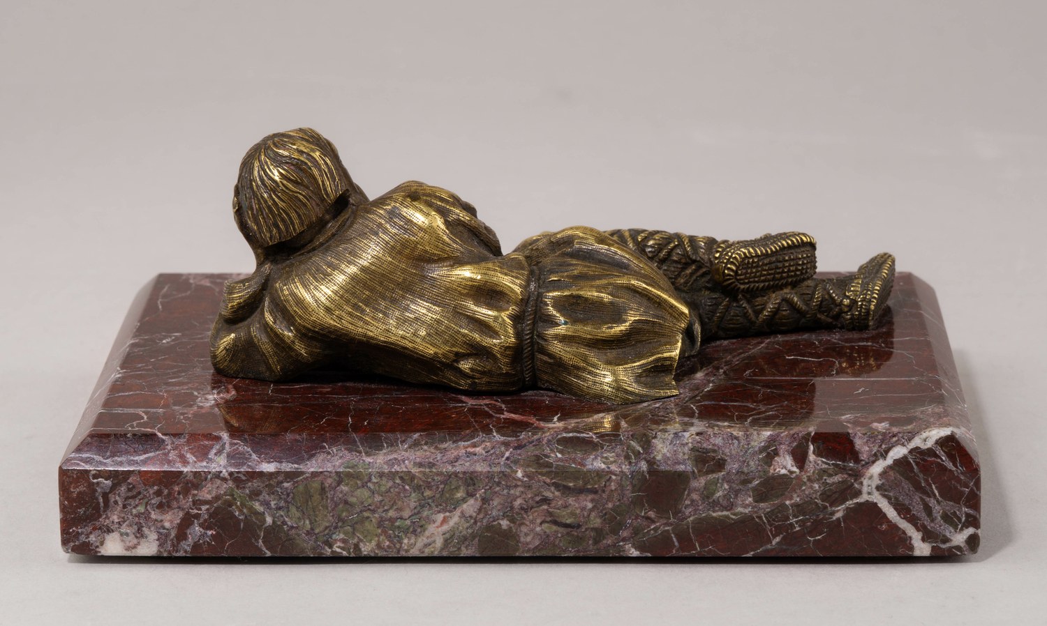 Скульптура кабинетная «Отдыхающий крестьянин». Россия, вторая половина XIX века.