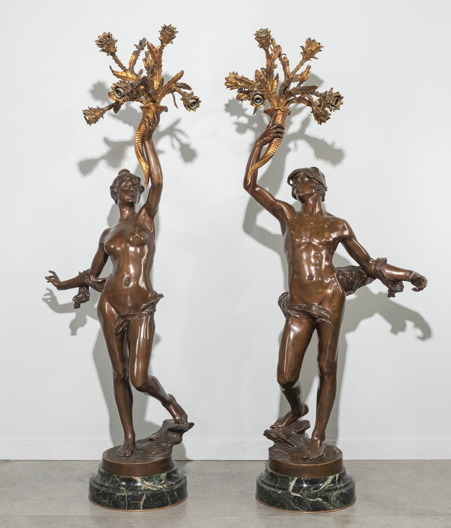 (1.5 метра. Музейная ценность. С экспертизой) Парные скульптурные светильники-торшеры в виде женской и мужской фигур.
Франция, Париж, скульптор Жорж Баро, отливка фабрики Фердинанда Барбедьена, около 1890.