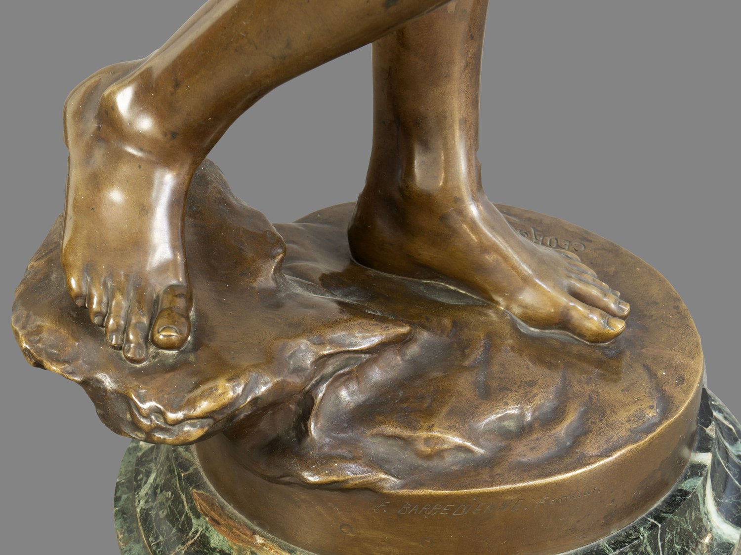 (1.5 метра. Музейная ценность. С экспертизой) Парные скульптурные светильники-торшеры в виде женской и мужской фигур.
Франция, Париж, скульптор Жорж Баро, отливка фабрики Фердинанда Барбедьена, около 1890.