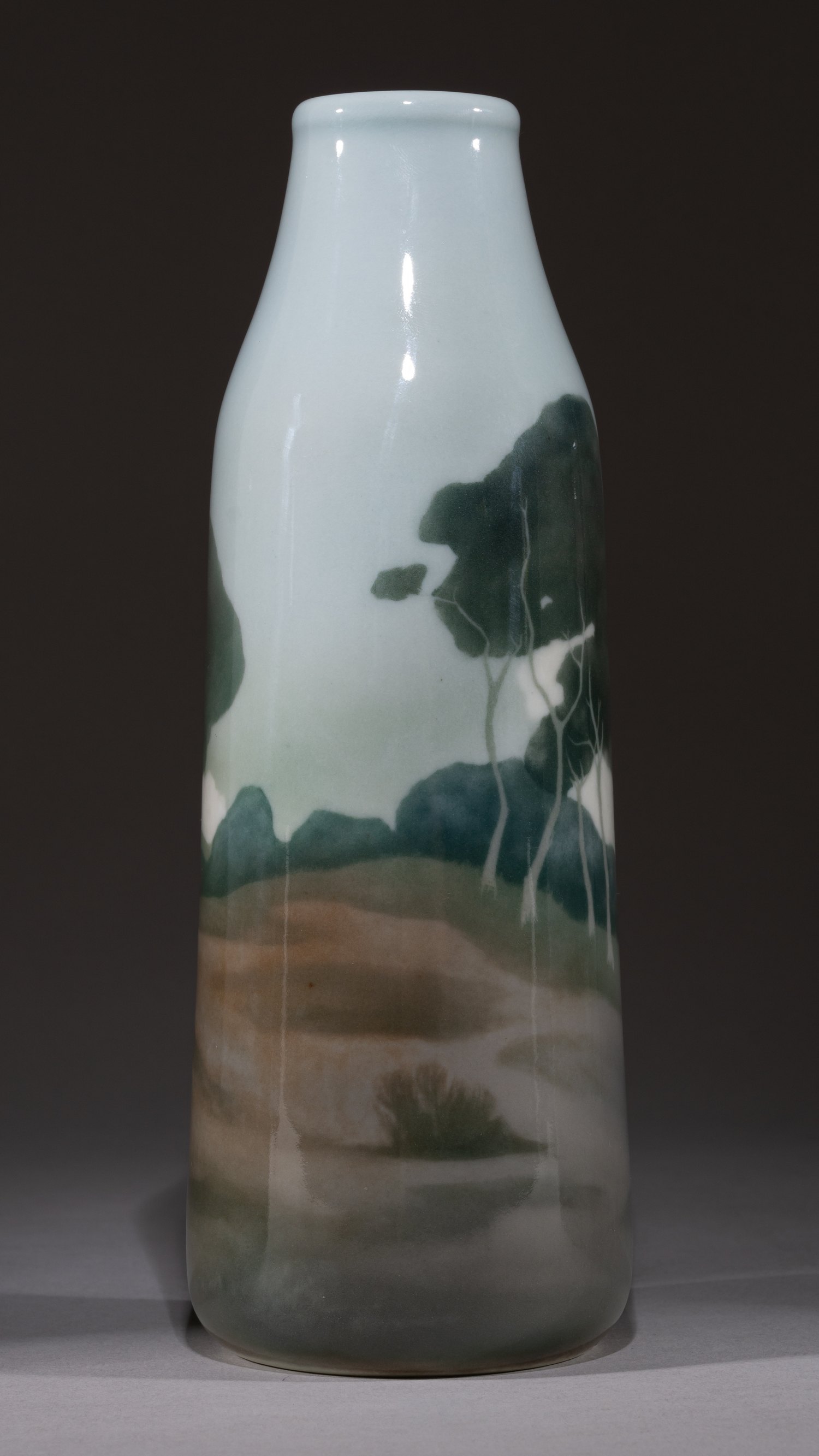 (С экспертизой. ИФЗ) Ваза с изображением пейзажа. Россия, Санкт-Петербург. Императорский фарфоровый завод, конец XIX - начало ХХ в.