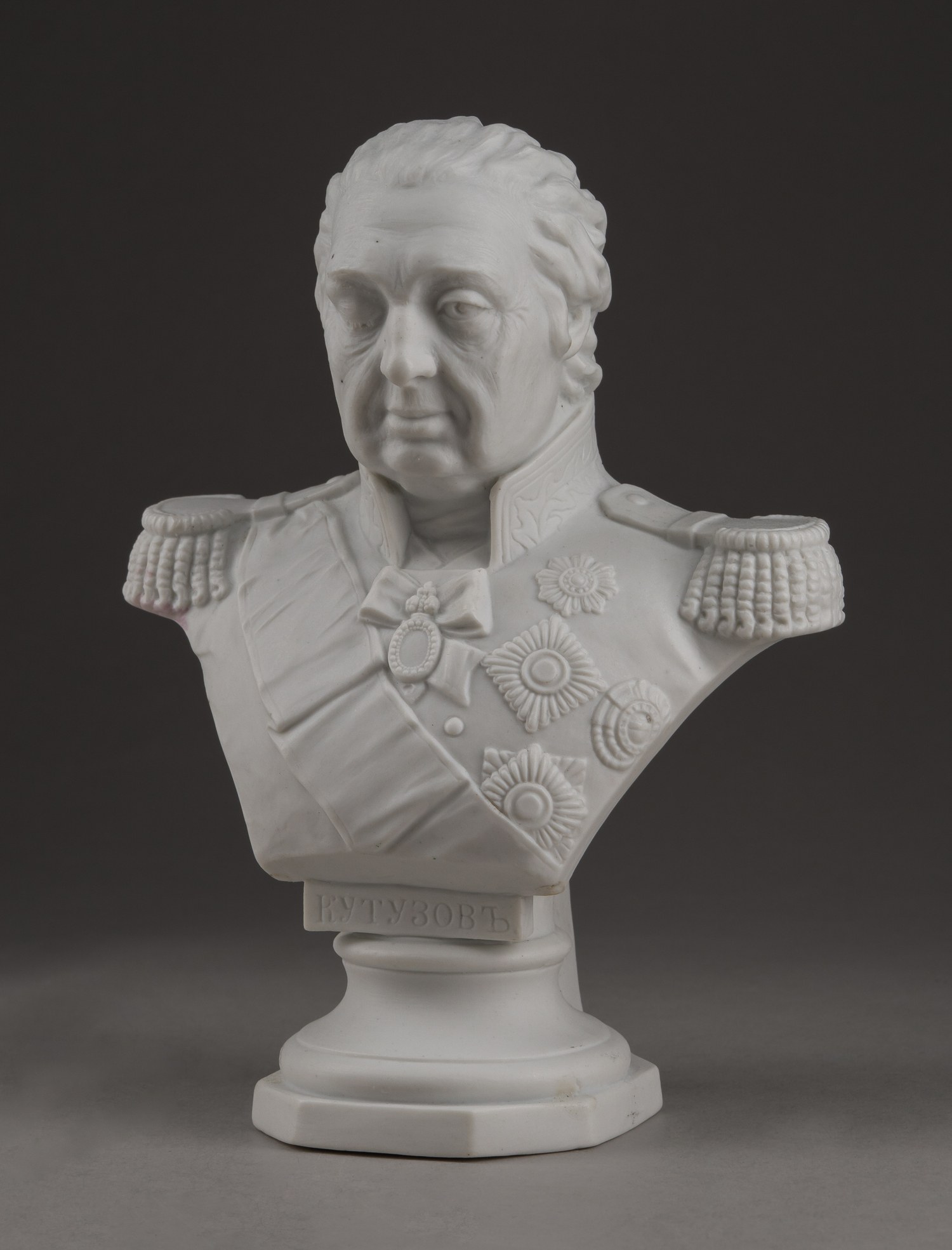 Бюст фельдмаршала Кутузова в парадном мундире. Россия, завод Кузнецова (?), 1910-е.