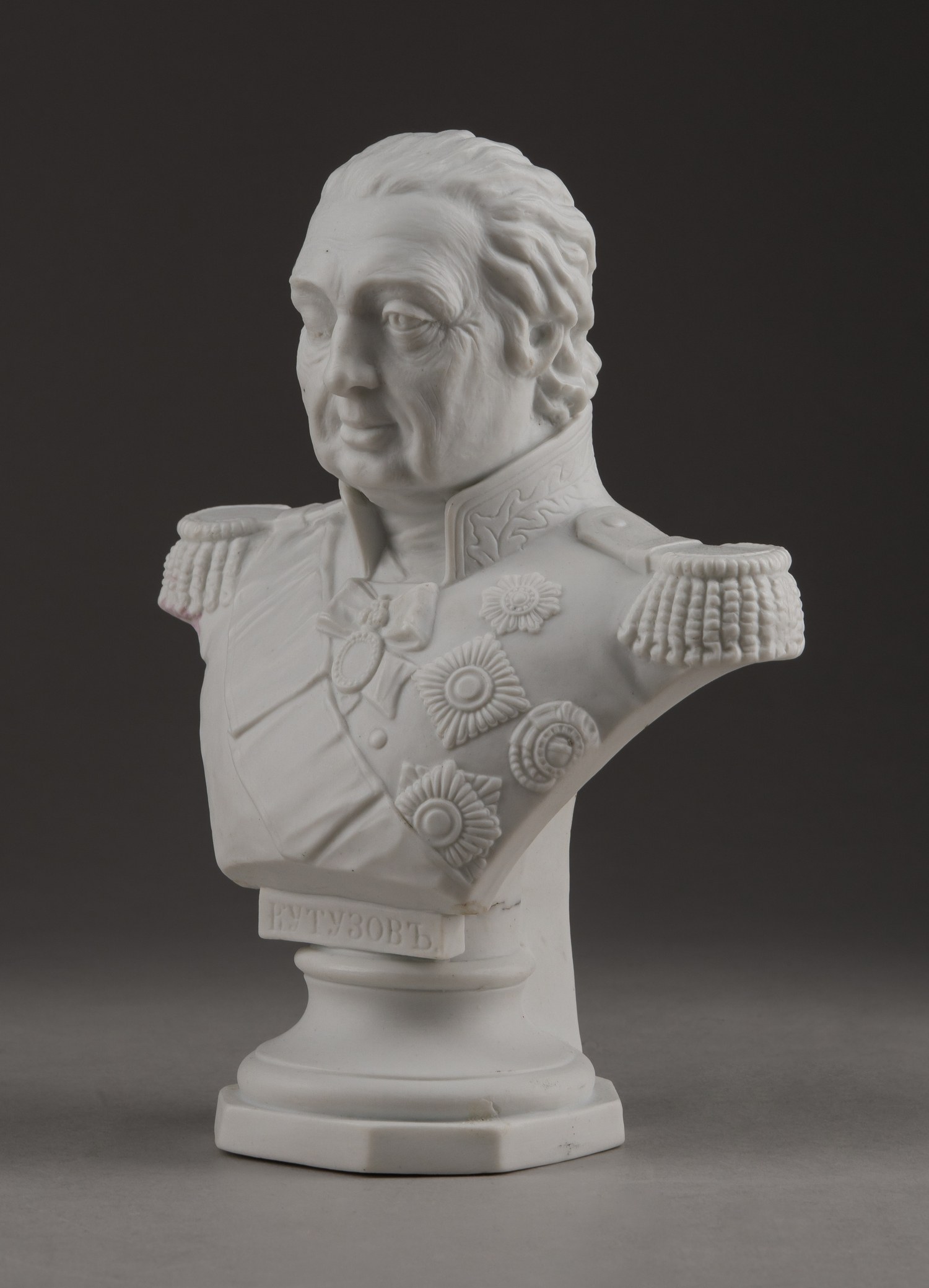 Бюст фельдмаршала Кутузова в парадном мундире. Россия, завод Кузнецова (?), 1910-е.