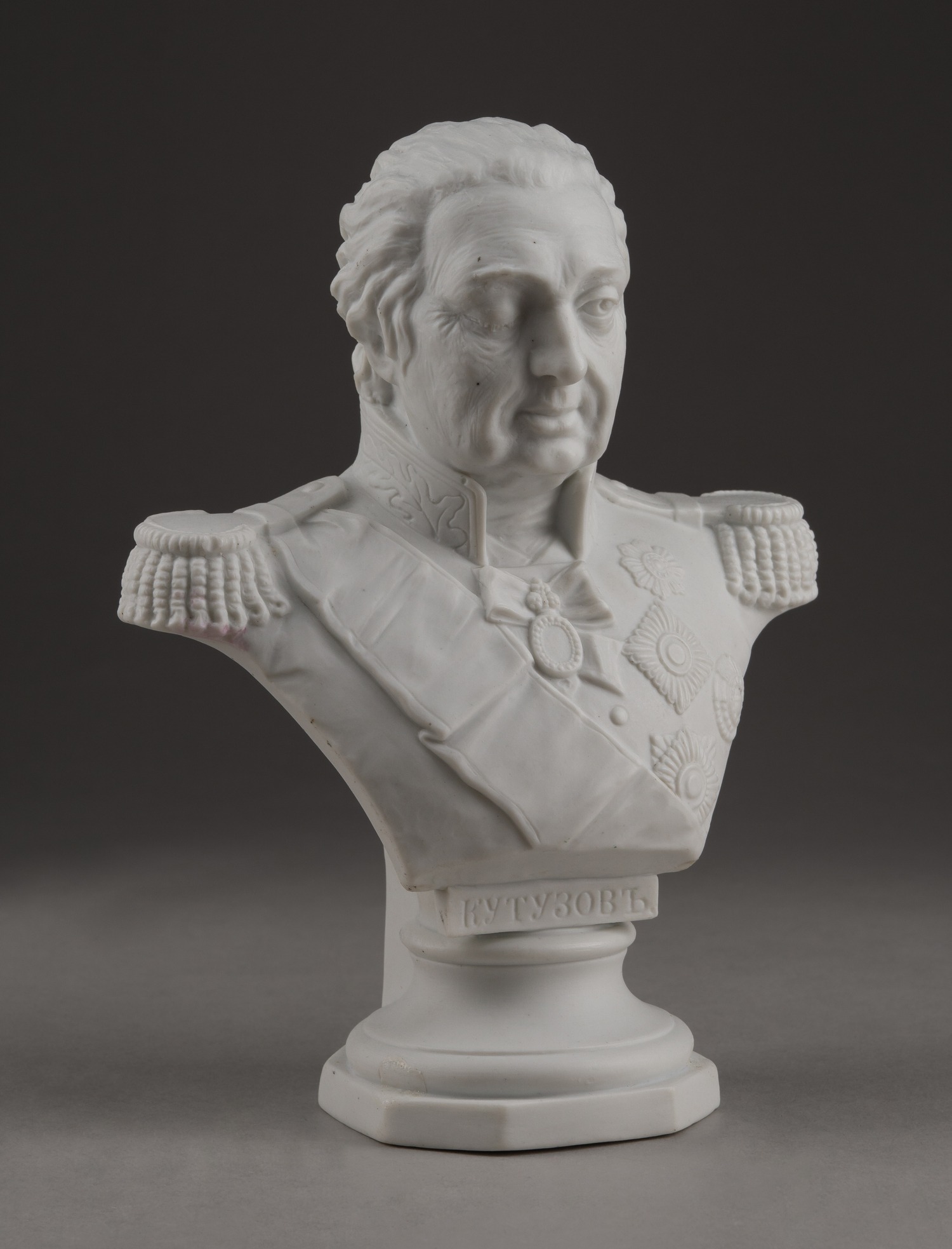 Бюст фельдмаршала Кутузова в парадном мундире. Россия, завод Кузнецова (?), 1910-е.