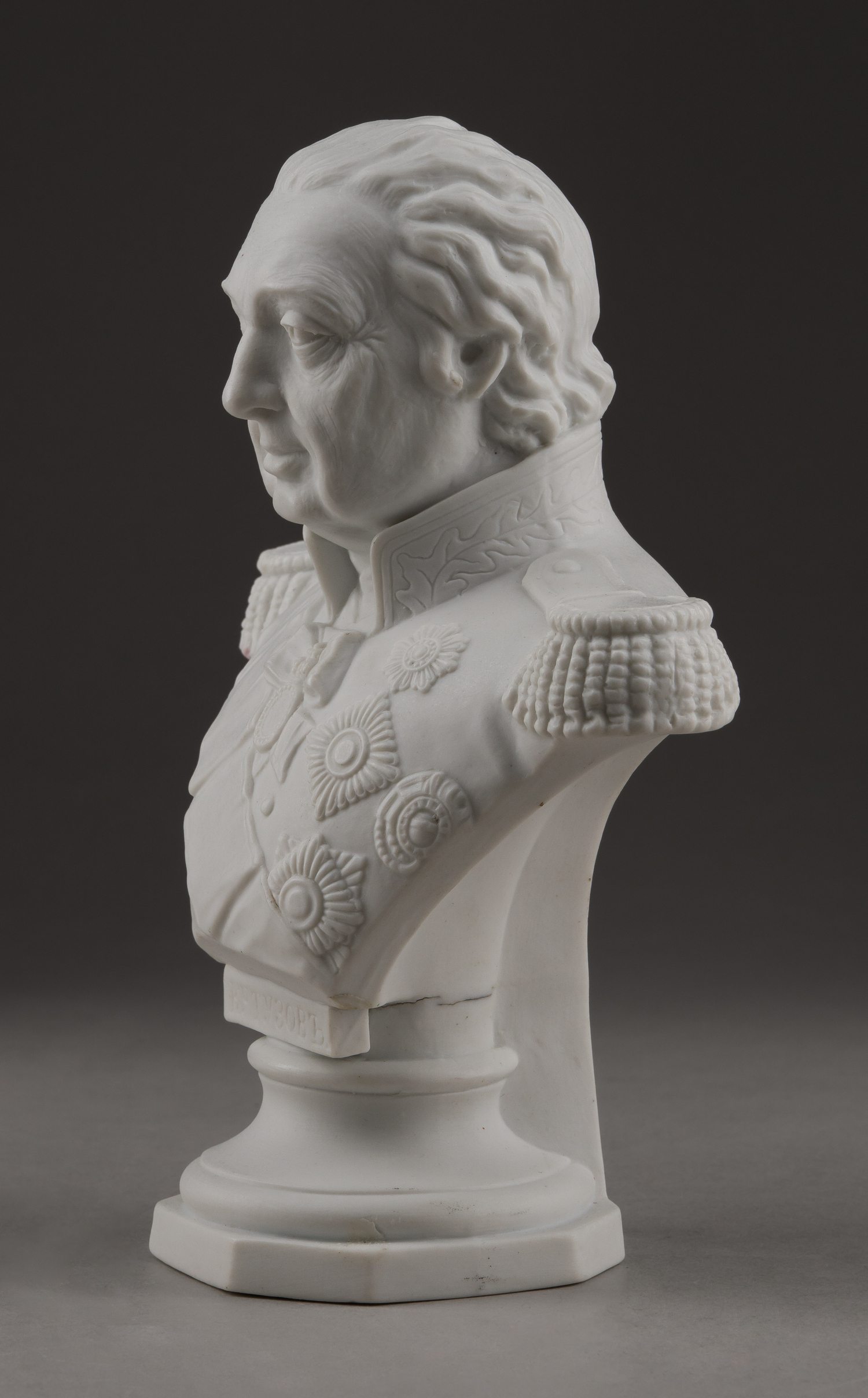 Бюст фельдмаршала Кутузова в парадном мундире. Россия, завод Кузнецова (?), 1910-е.