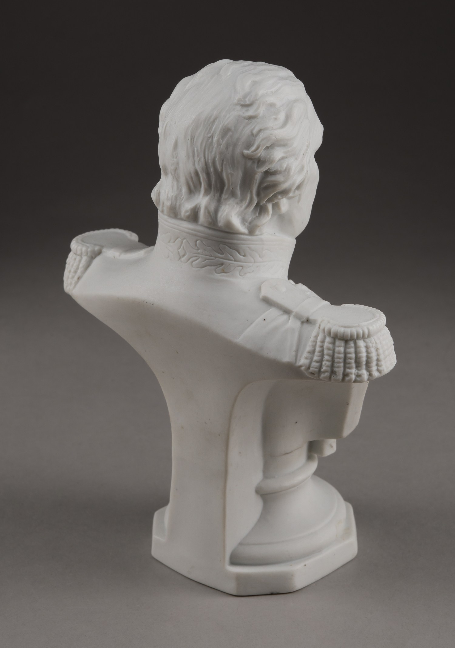 Бюст фельдмаршала Кутузова в парадном мундире. Россия, завод Кузнецова (?), 1910-е.