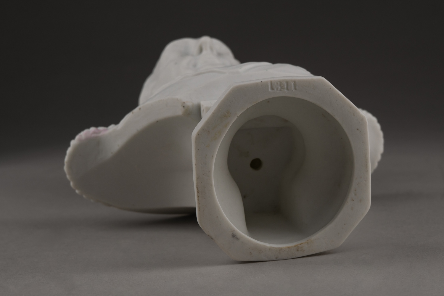 Бюст фельдмаршала Кутузова в парадном мундире. Россия, завод Кузнецова (?), 1910-е.