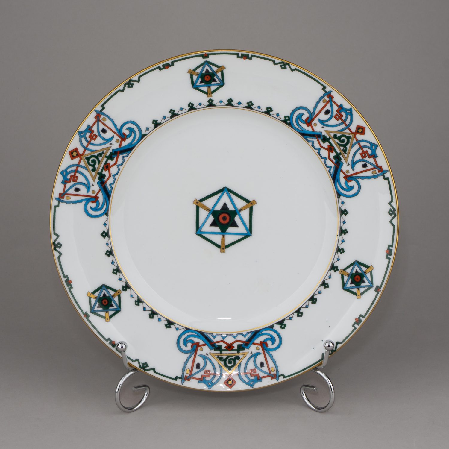 (Корнилов) Тарелка с орнаментом в русском стиле. 
Россия, Санкт-Петербург, Завод братьев Корниловых, 1884–1917 годы.