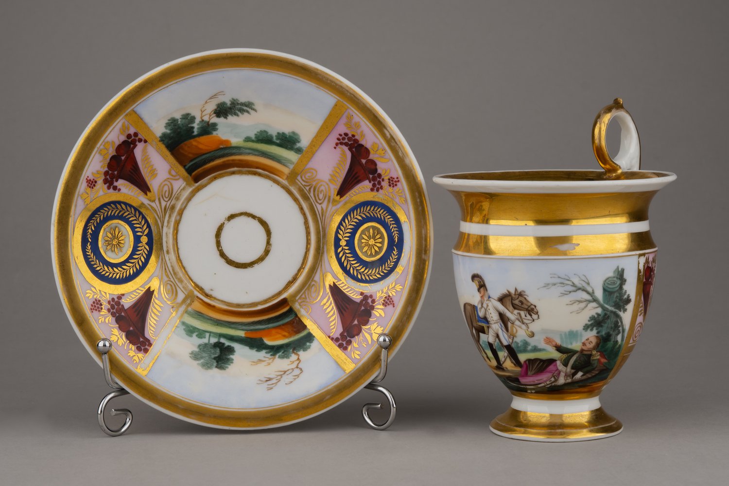 (Гарднер. Батальная сцена Наполеоновских войн) Чашка с блюдцем. Россия, Завод Гарднера, 1820-е годы.