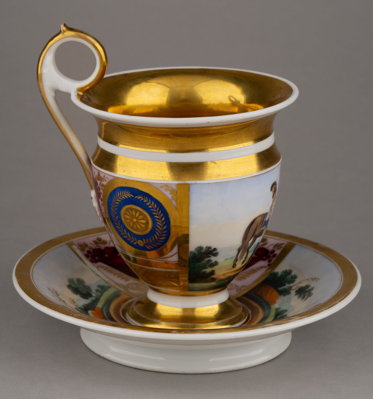 (Гарднер. Батальная сцена Наполеоновских войн) Чашка с блюдцем. Россия, Завод Гарднера, 1820-е годы.