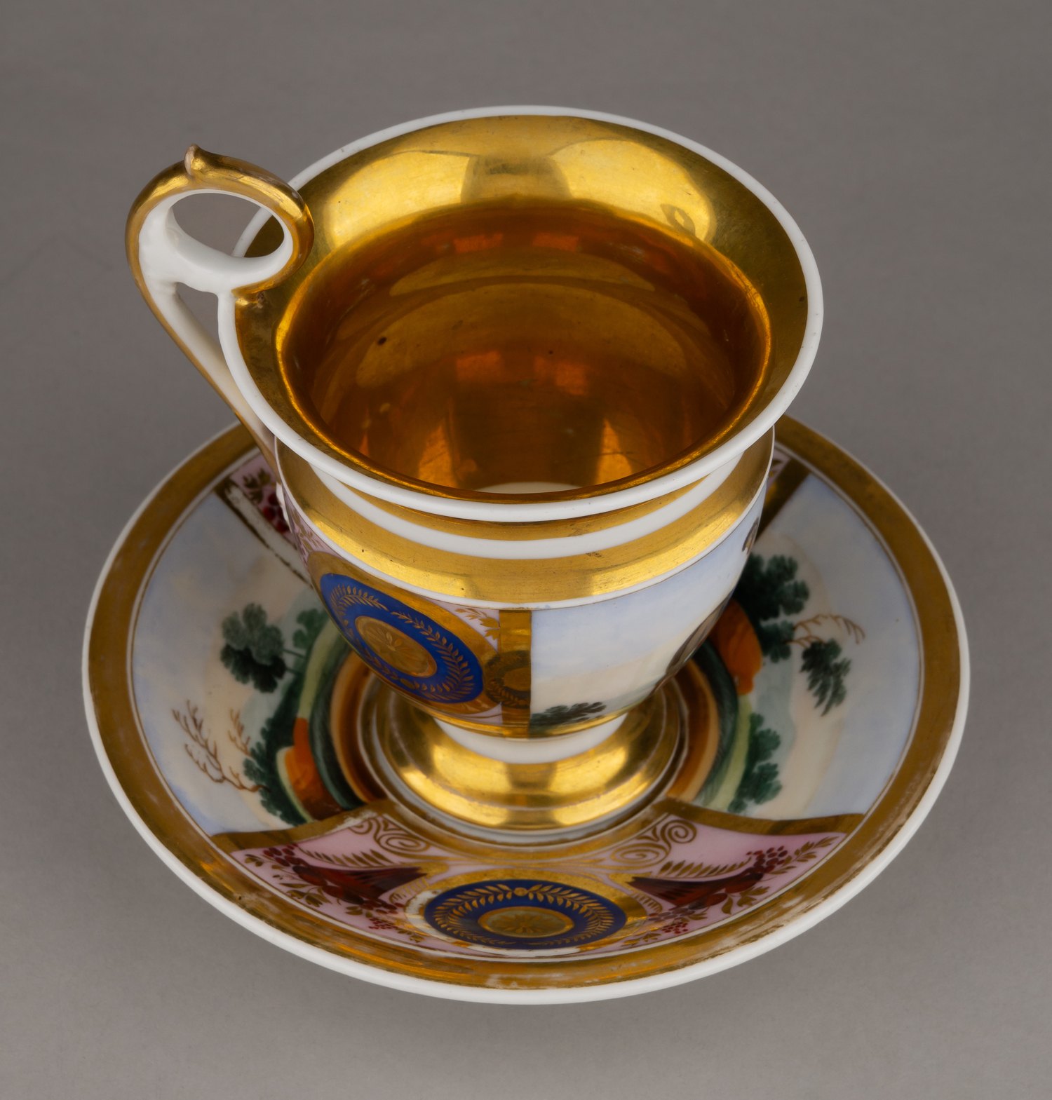 (Гарднер. Батальная сцена Наполеоновских войн) Чашка с блюдцем. Россия, Завод Гарднера, 1820-е годы.