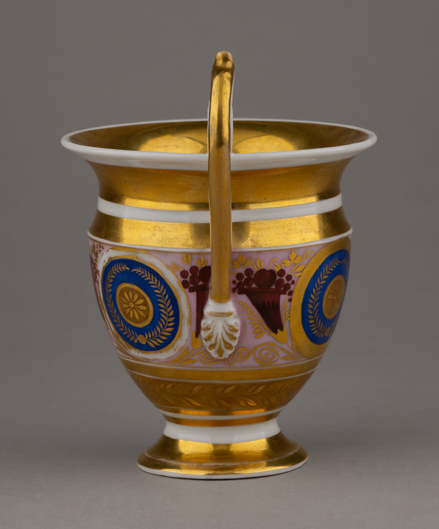 (Гарднер. Батальная сцена Наполеоновских войн) Чашка с блюдцем. Россия, Завод Гарднера, 1820-е годы.