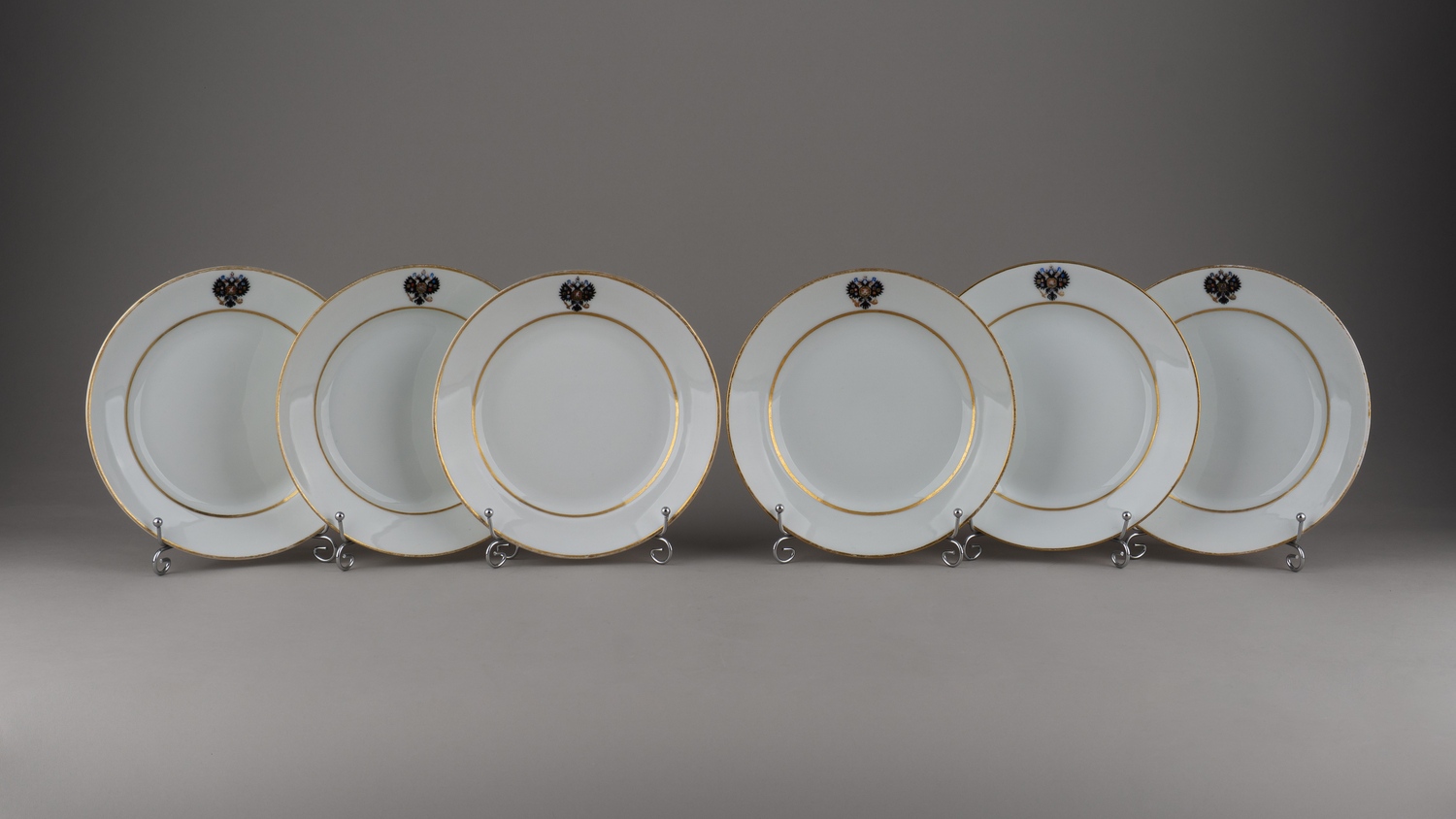 (К коронации Александра III. Зимнедворский сервиз) Шесть тарелок из Коронационного (Зимнедворского) сервиза.
Россия, Императорский фарфоровый завод, 1902, 1910, 1912 годы.