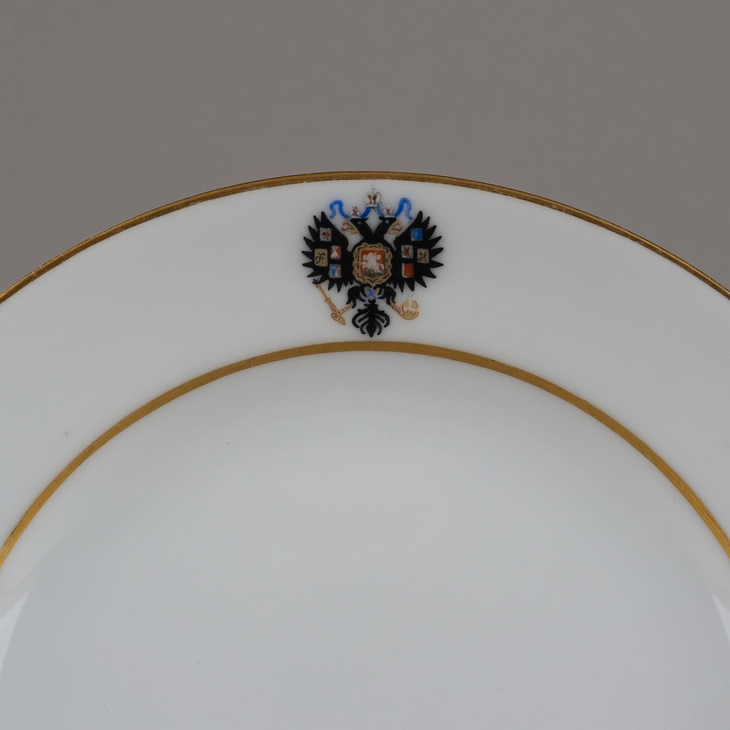 (К коронации Александра III. Зимнедворский сервиз) Шесть тарелок из Коронационного (Зимнедворского) сервиза.
Россия, Императорский фарфоровый завод, 1902, 1910, 1912 годы.