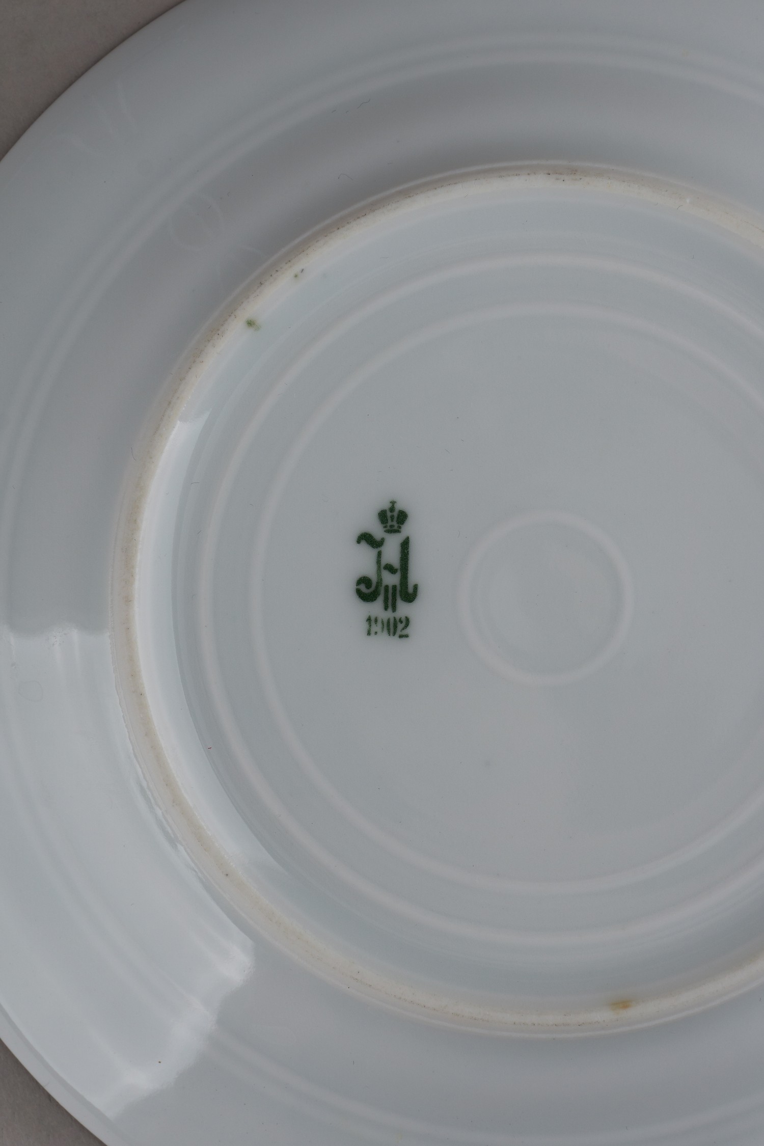 (К коронации Александра III. Зимнедворский сервиз) Шесть тарелок из Коронационного (Зимнедворского) сервиза.
Россия, Императорский фарфоровый завод, 1902, 1910, 1912 годы.