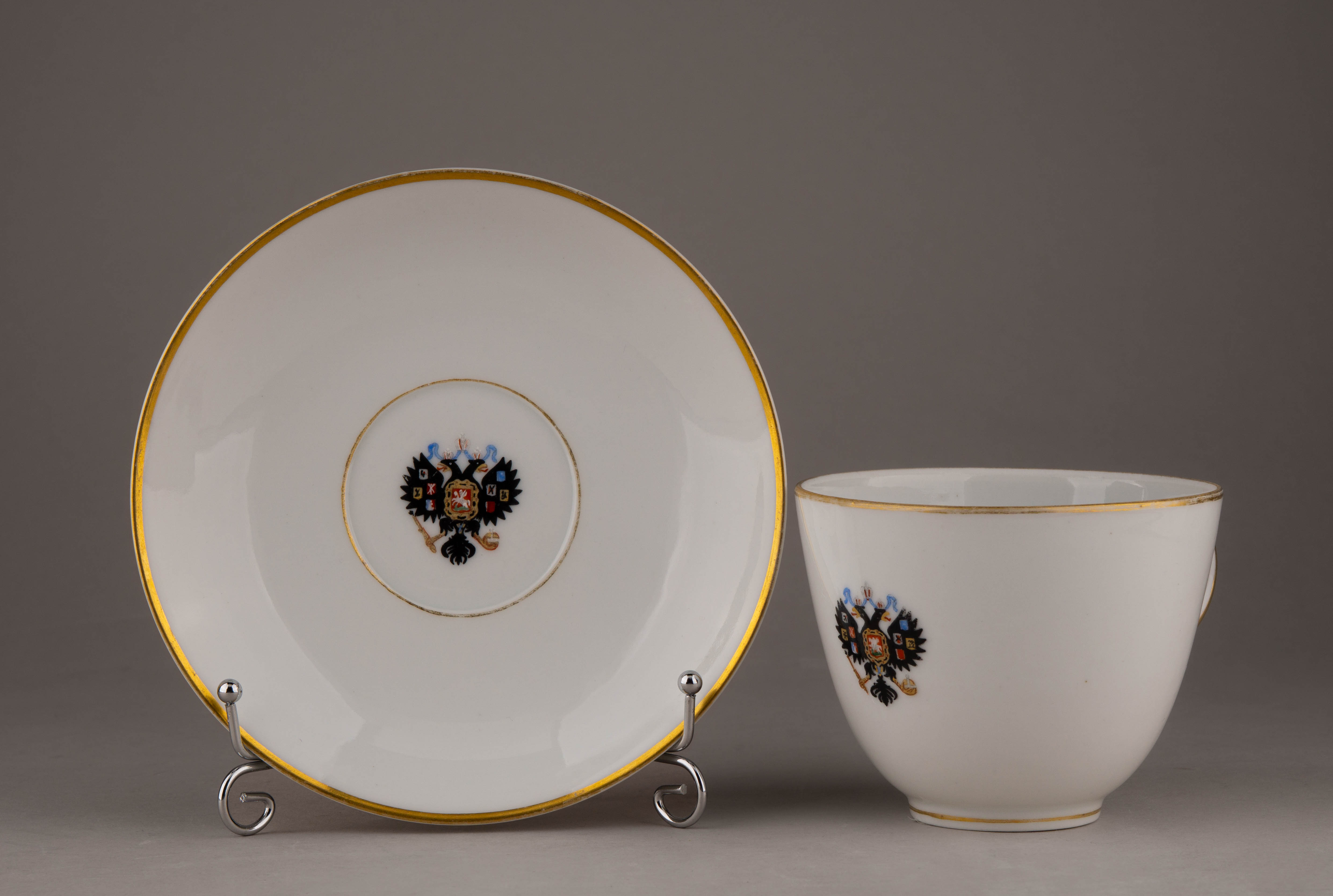 (К коронации Александра III. Зимнедворский сервиз) Чашка с блюдцем из Коронационного (Зимнедворского) сервиза.
Россия, Императорский фарфоровый завод, 1906, 1912.