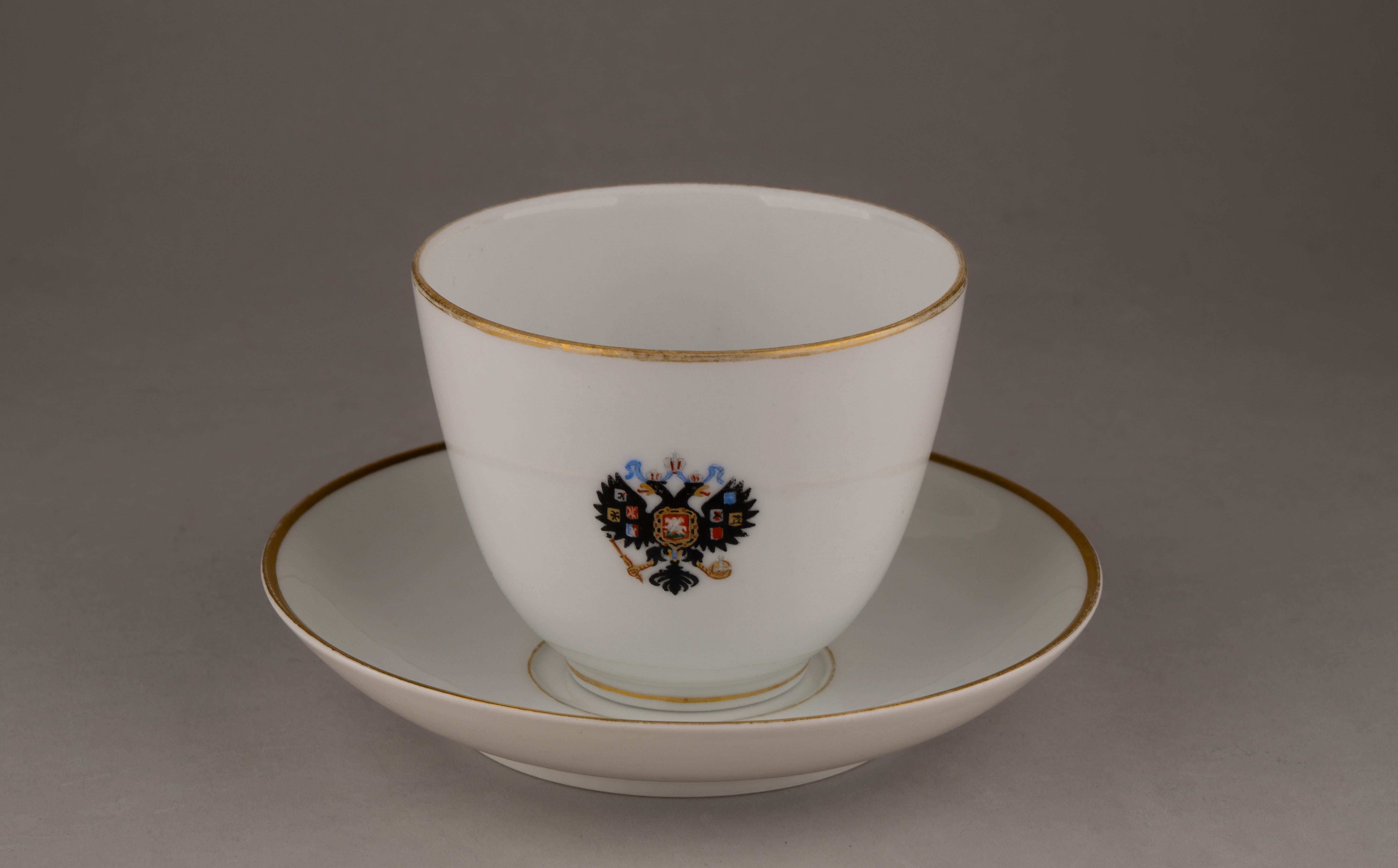 (К коронации Александра III. Зимнедворский сервиз) Чашка с блюдцем из Коронационного (Зимнедворского) сервиза.
Россия, Императорский фарфоровый завод, 1906, 1912.