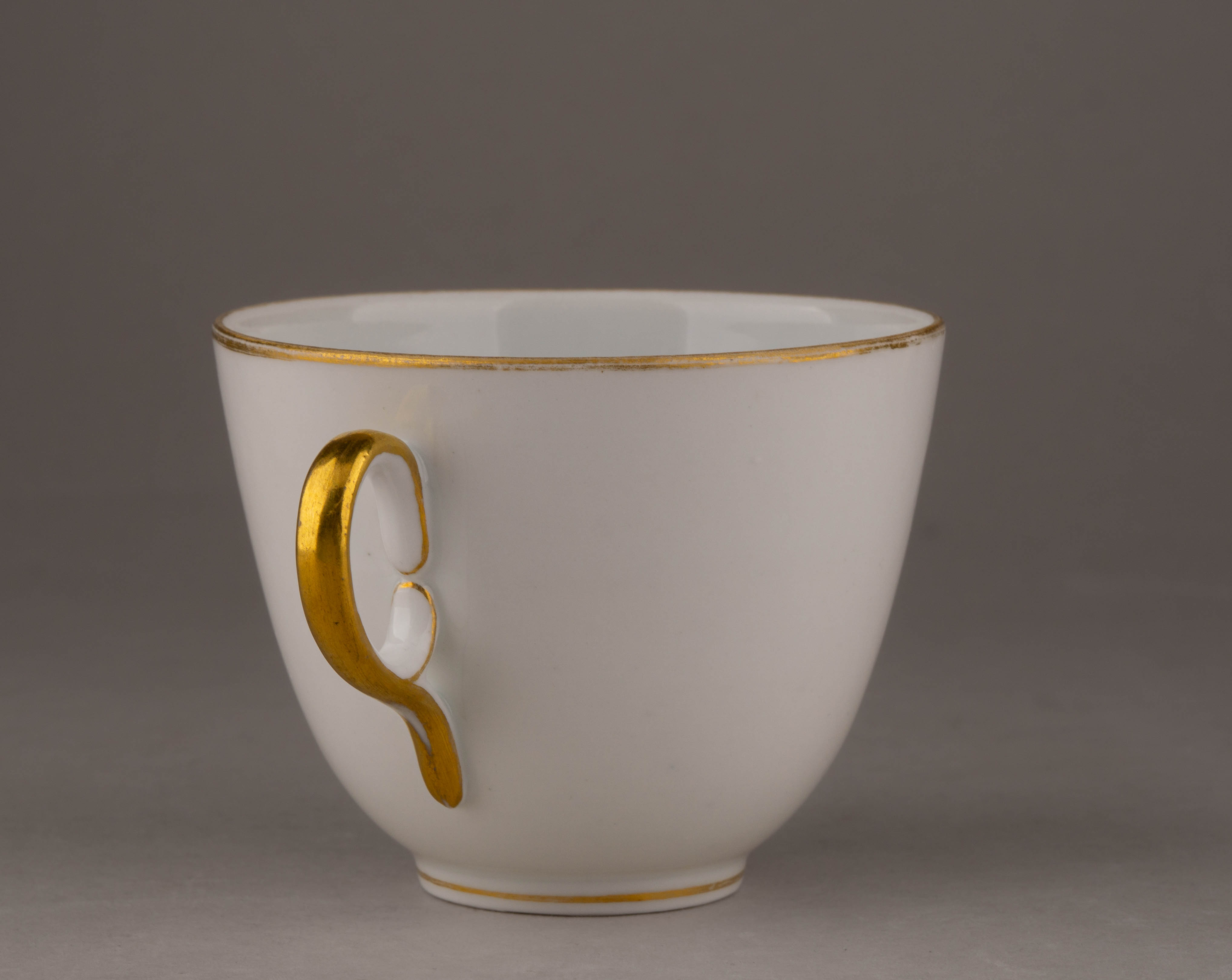 (К коронации Александра III. Зимнедворский сервиз) Чашка с блюдцем из Коронационного (Зимнедворского) сервиза.
Россия, Императорский фарфоровый завод, 1906, 1912.