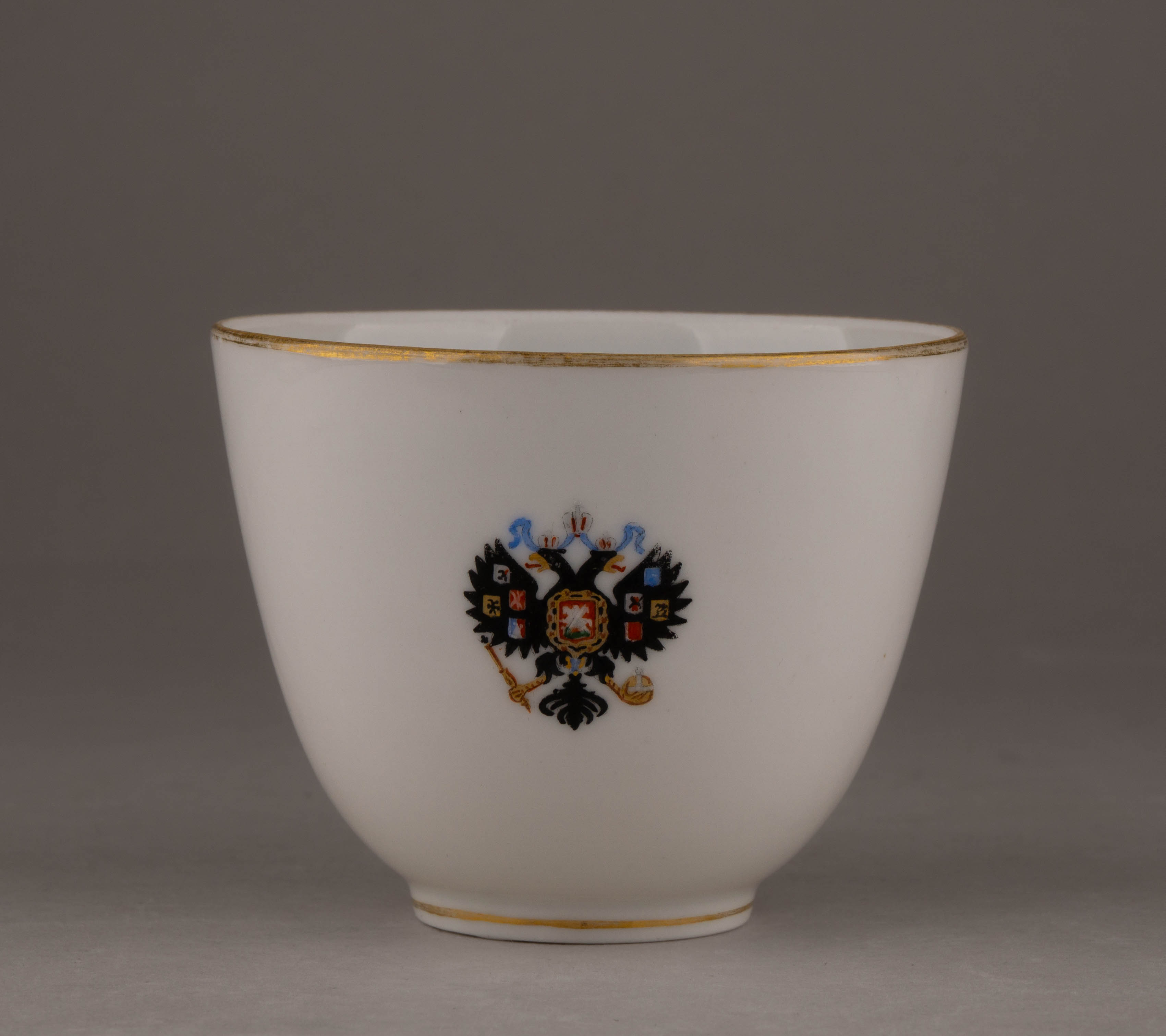 (К коронации Александра III. Зимнедворский сервиз) Чашка с блюдцем из Коронационного (Зимнедворского) сервиза.
Россия, Императорский фарфоровый завод, 1906, 1912.