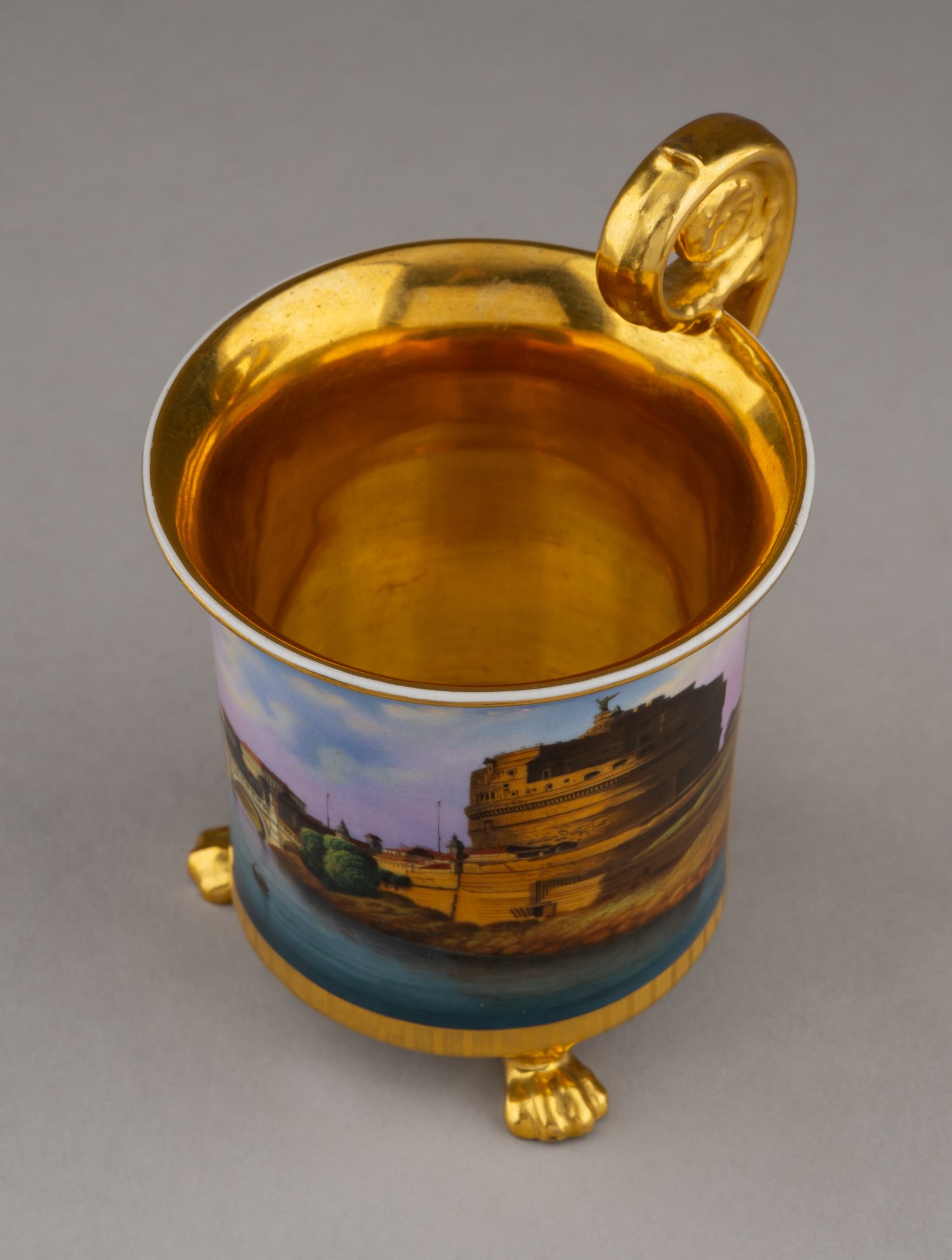 (Фюрстенберг) Чашка с живописным  изображением Замка Святого Ангела в Риме. Германия, фарфоровая мануфактура Фюрстенберга, около 1820.