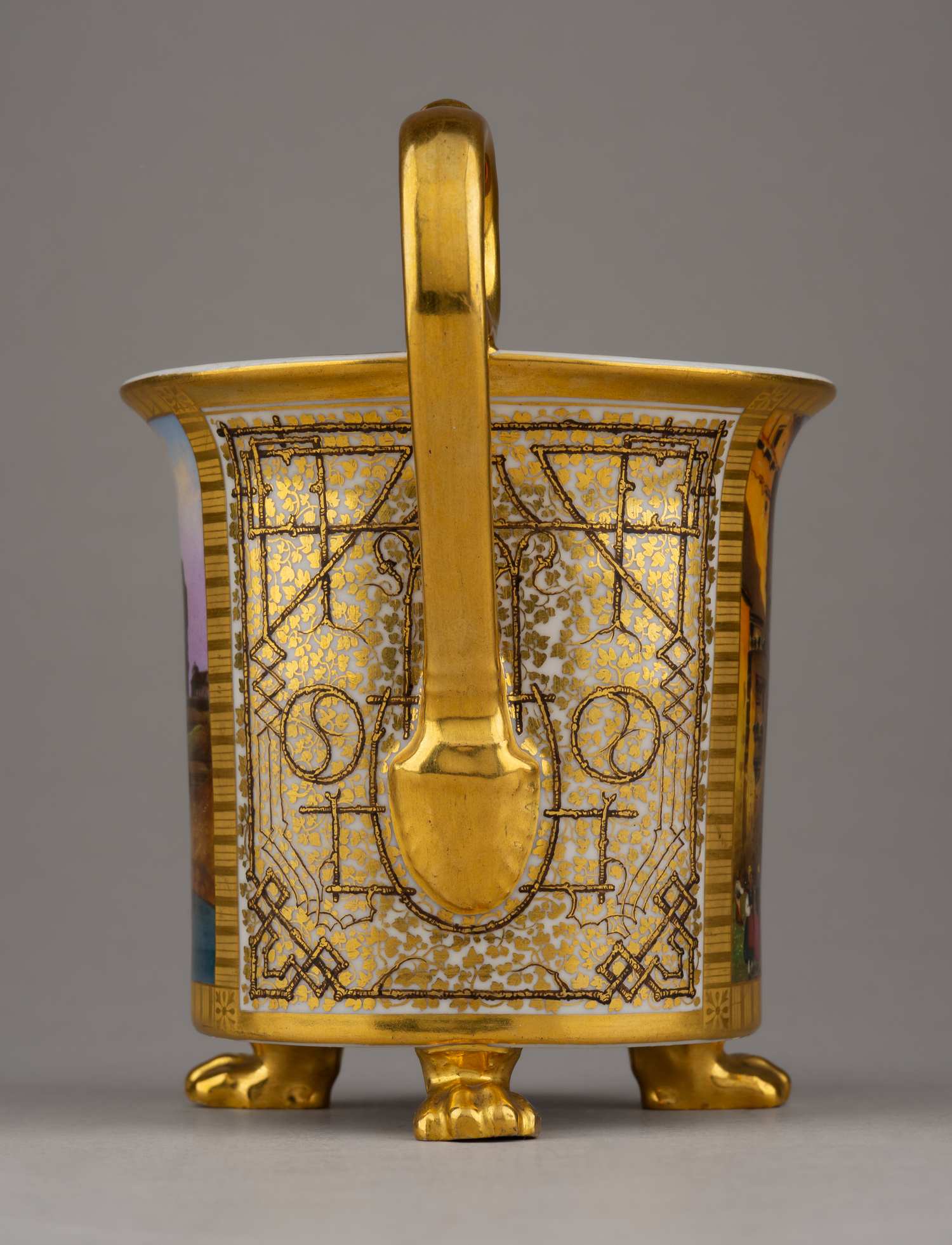 (Фюрстенберг) Чашка с живописным  изображением Замка Святого Ангела в Риме. Германия, фарфоровая мануфактура Фюрстенберга, около 1820.