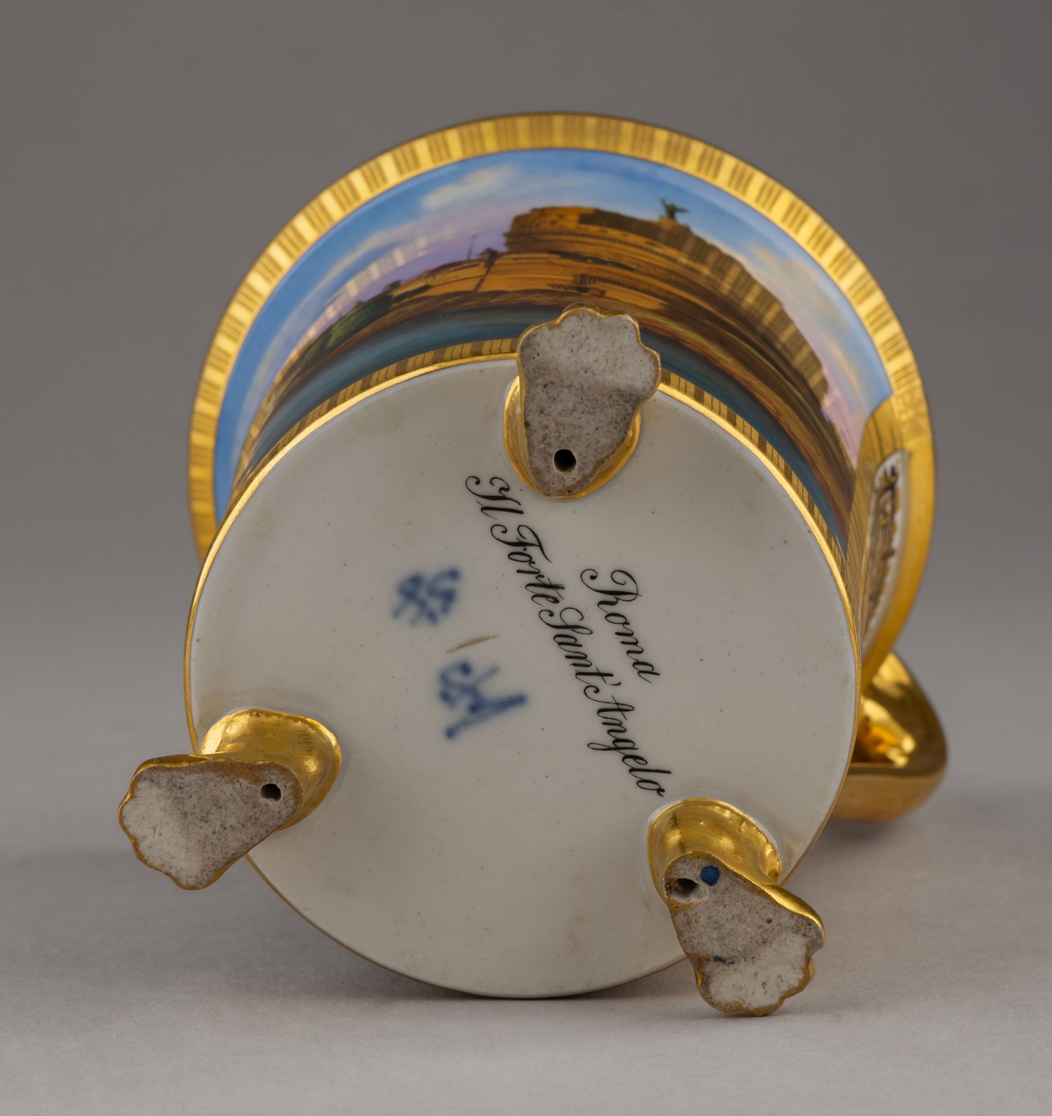 (Фюрстенберг) Чашка с живописным  изображением Замка Святого Ангела в Риме. Германия, фарфоровая мануфактура Фюрстенберга, около 1820.