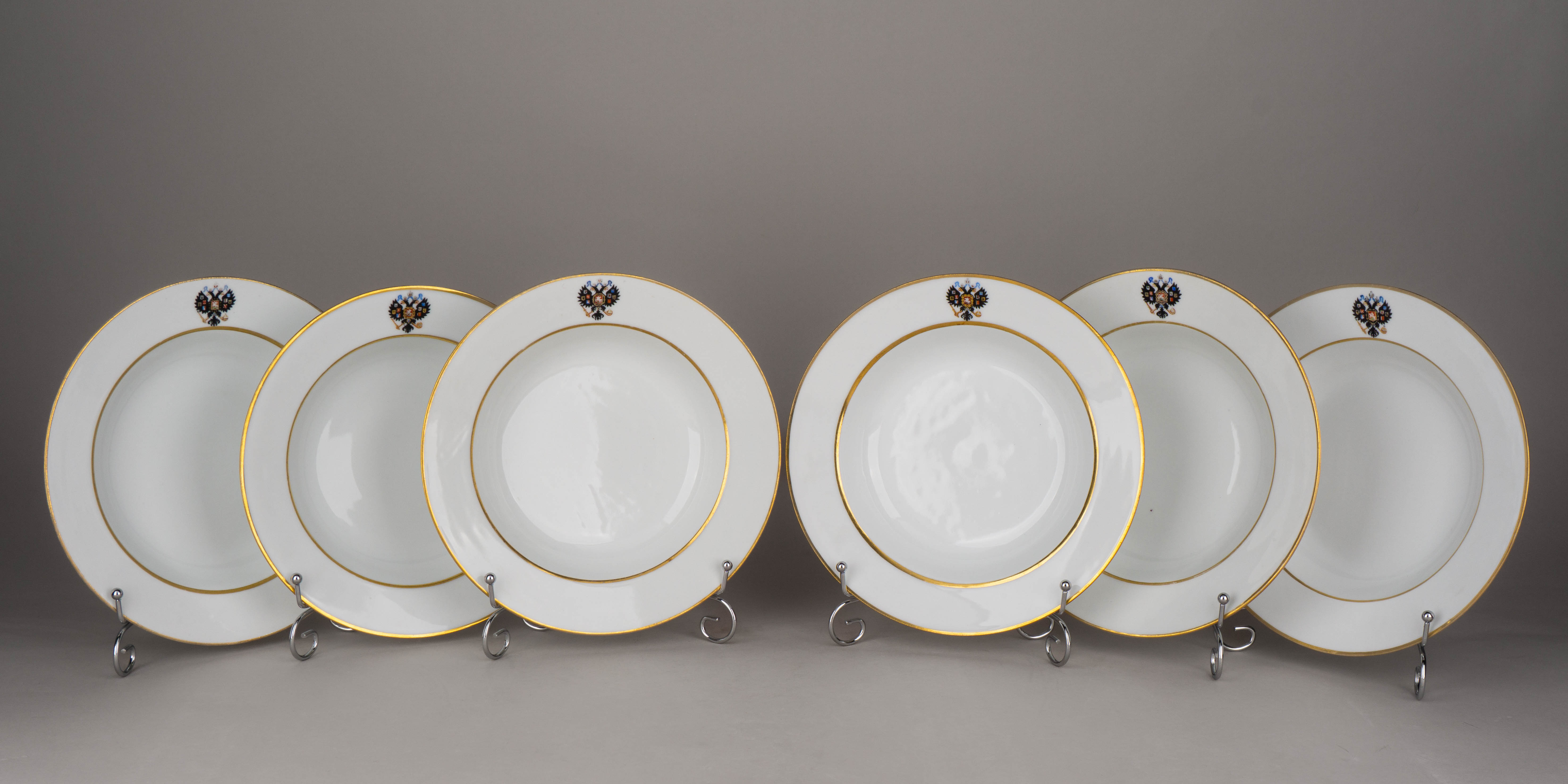 (К коронации Александра III. Зимнедворский сервиз) Шесть глубоких тарелок из Коронационного (Зимнедворского) сервиза.
Россия, Императорский фарфоровый завод, 1895–1911 годы.