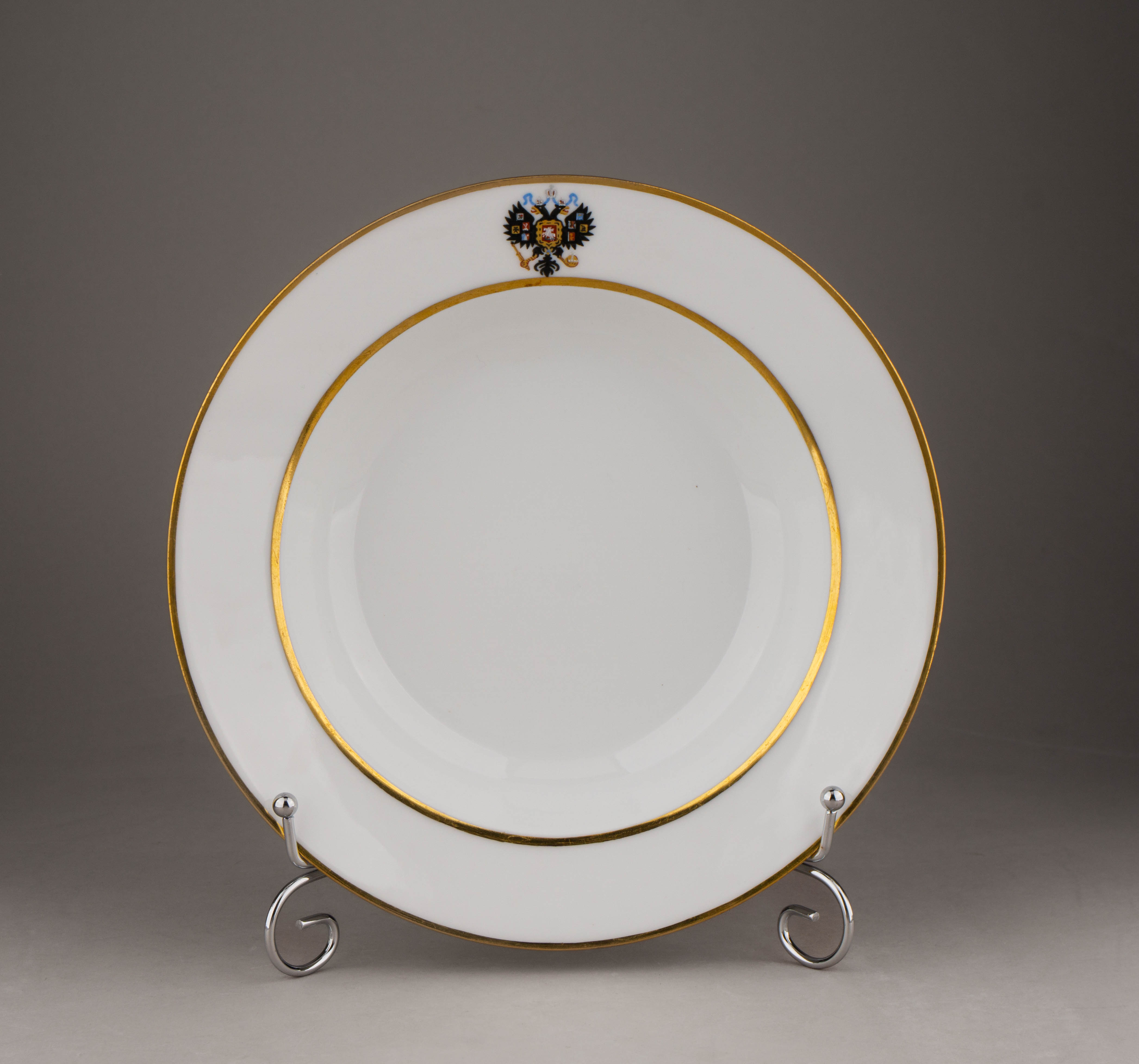 (К коронации Александра III. Зимнедворский сервиз) Шесть глубоких тарелок из Коронационного (Зимнедворского) сервиза.
Россия, Императорский фарфоровый завод, 1895–1911 годы.