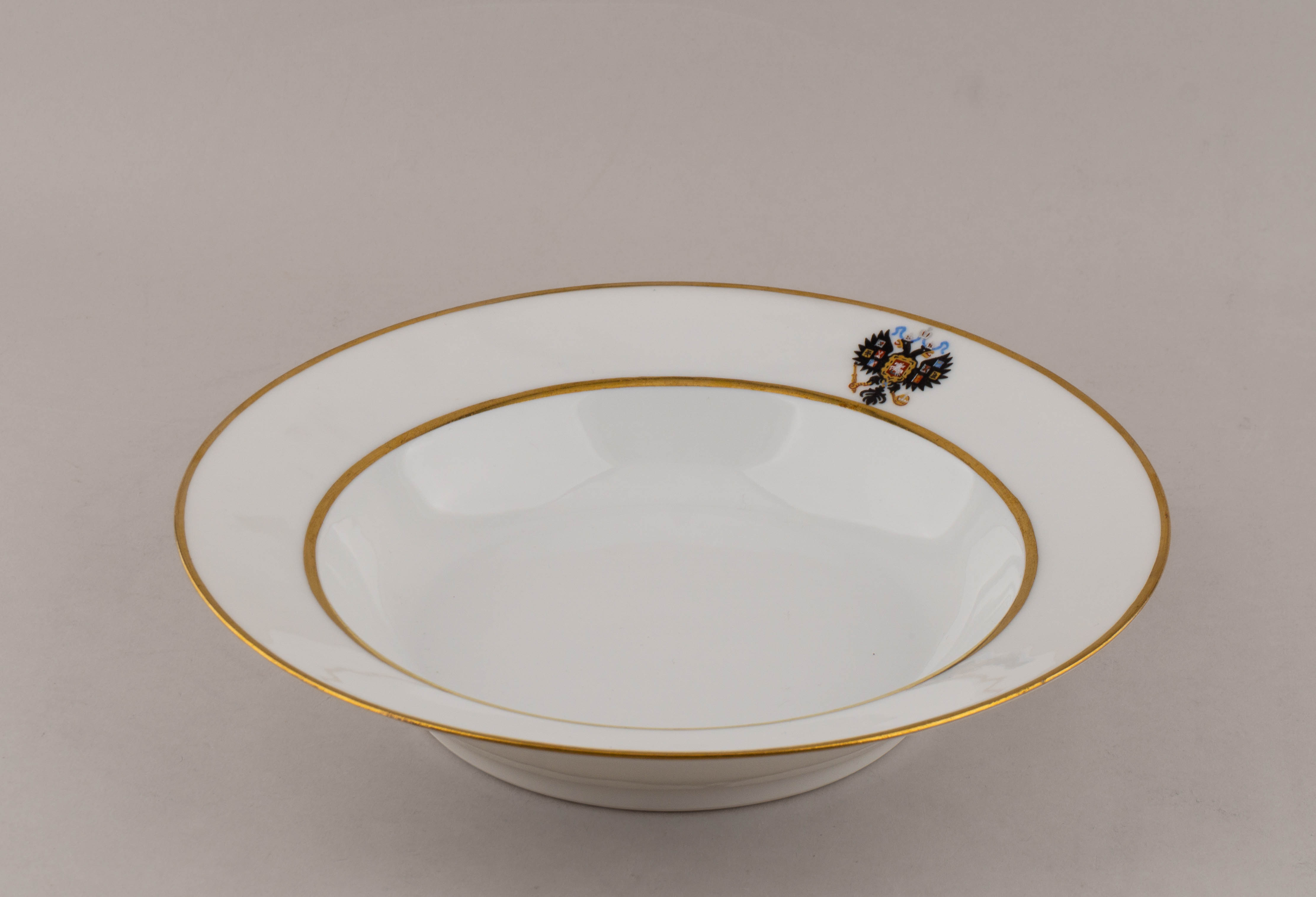 (К коронации Александра III. Зимнедворский сервиз) Шесть глубоких тарелок из Коронационного (Зимнедворского) сервиза.
Россия, Императорский фарфоровый завод, 1895–1911 годы.