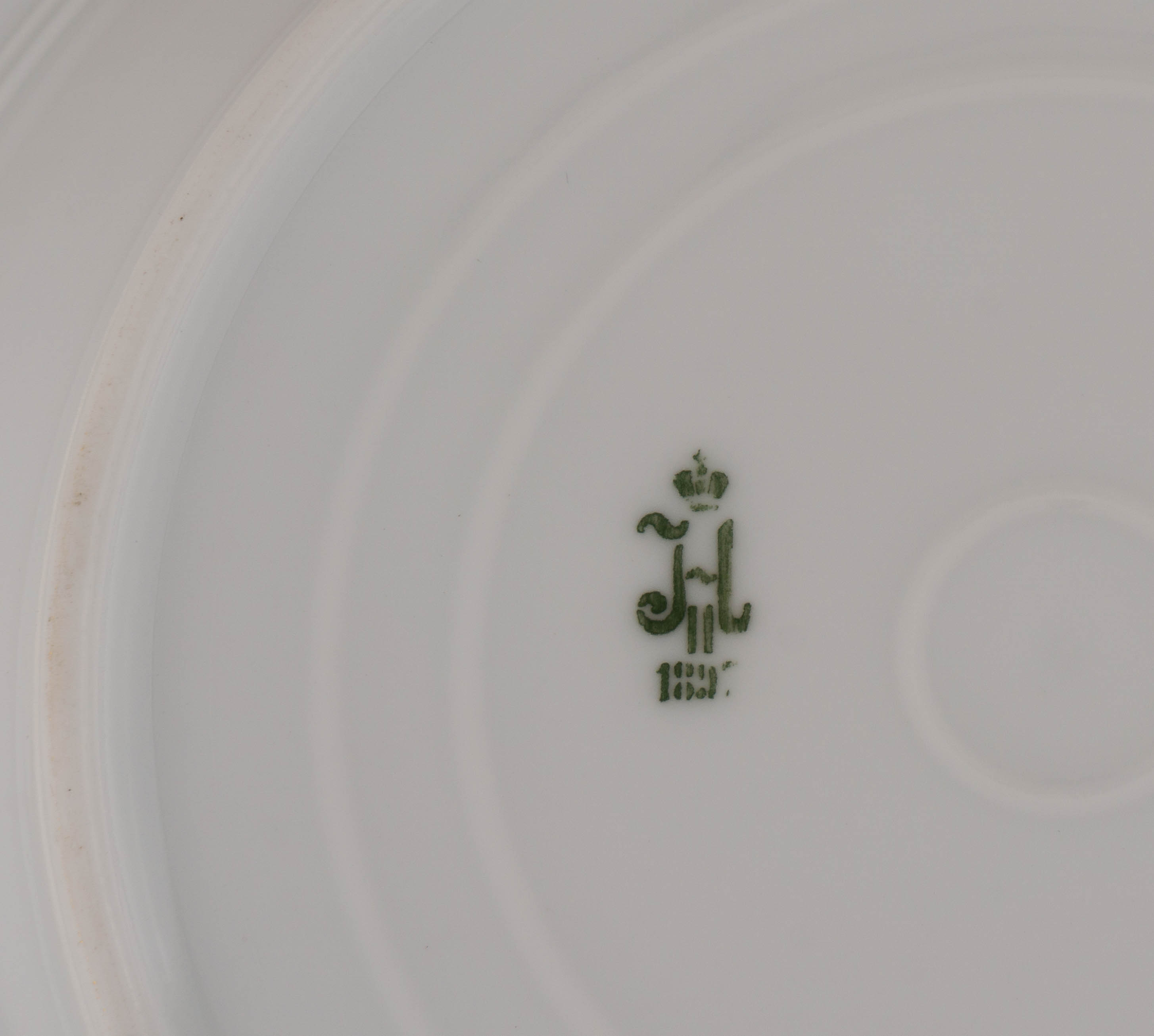 (К коронации Александра III. Зимнедворский сервиз) Шесть глубоких тарелок из Коронационного (Зимнедворского) сервиза.
Россия, Императорский фарфоровый завод, 1895–1911 годы.