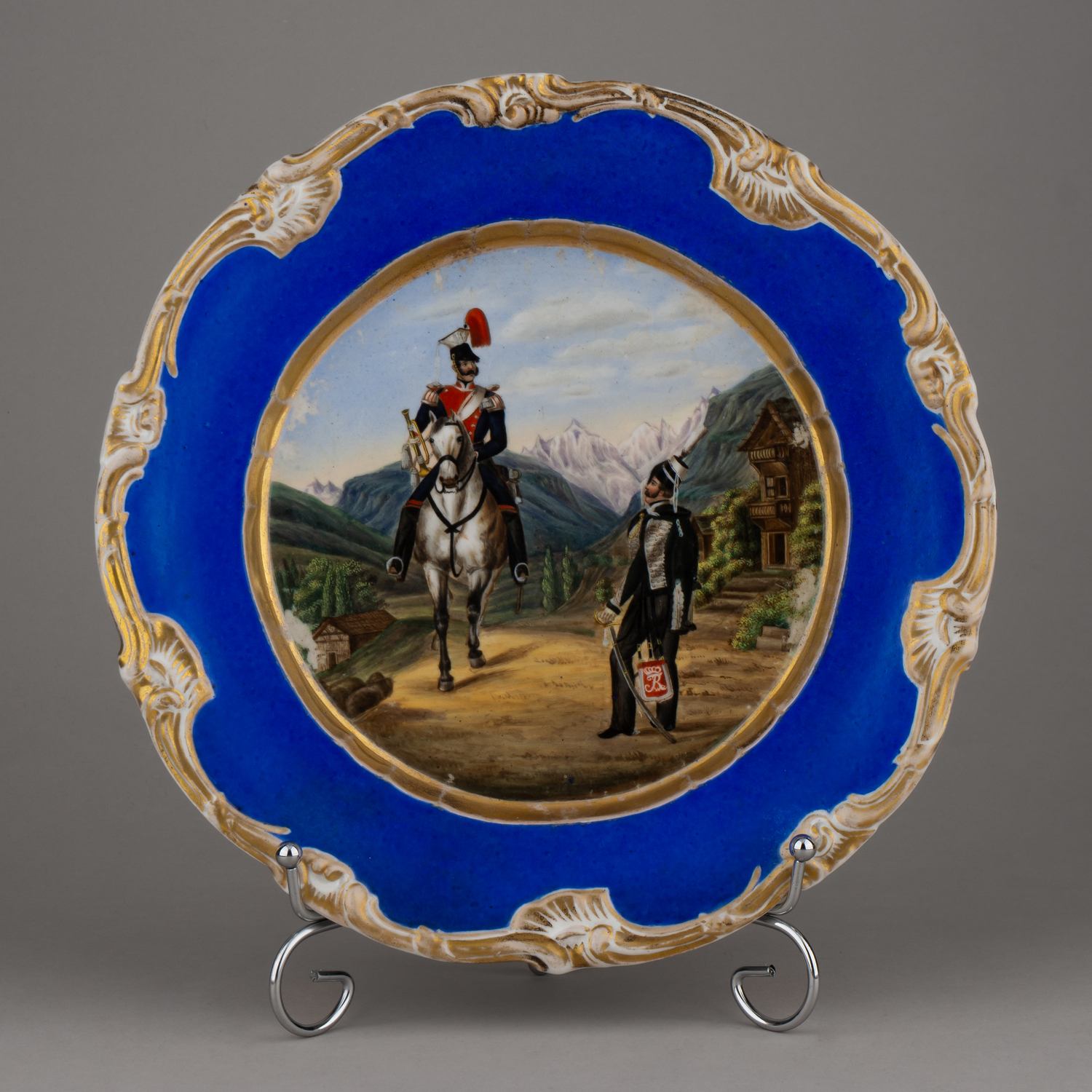 Тарелка с изображением кавалериста полка «Черные гусары» из военной серии. Германия, Берлин, Фарфоровая фабрика Ф. А. Шумана (Schumann & Sohn), 1851-1869 годы.