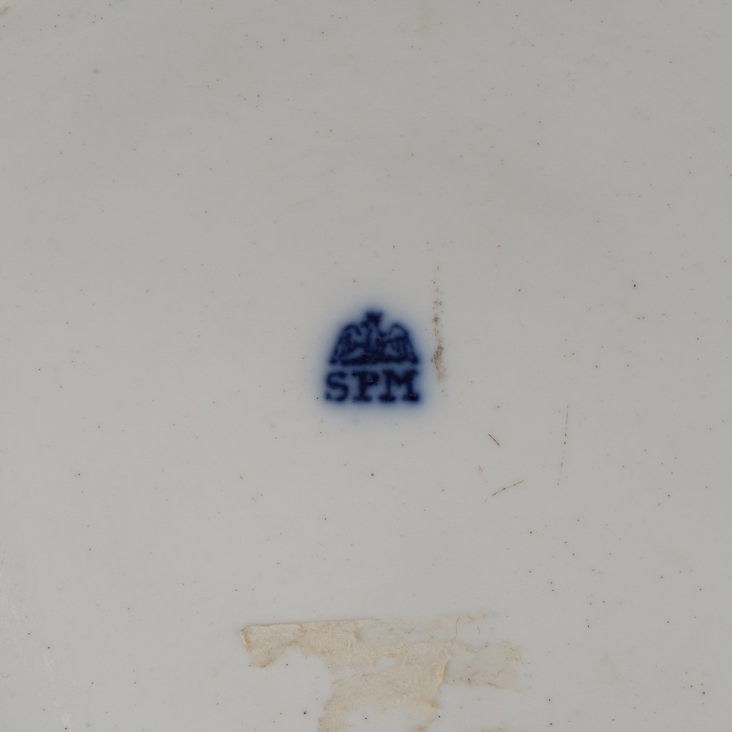 Тарелка с изображением кавалериста полка «Черные гусары» из военной серии. Германия, Берлин, Фарфоровая фабрика Ф. А. Шумана (Schumann & Sohn), 1851-1869 годы.