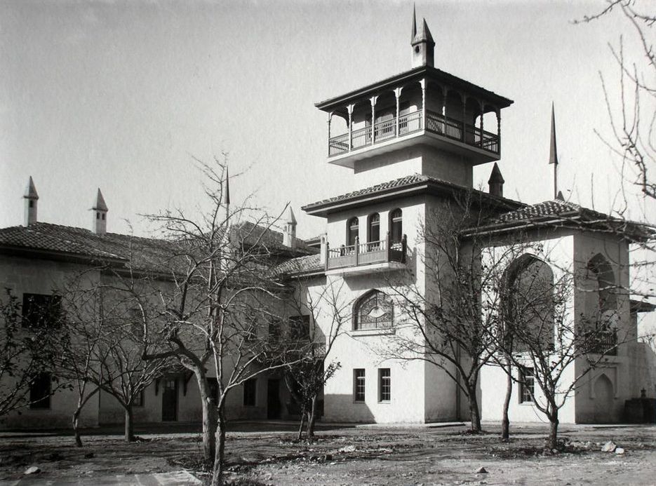 (ИСУ. Юсуповский дворец в Крыму)  Тарелка «Орлиный залетъ». 
Россия, Фарфоровая мастерская Строгановского училища, автор росписи – Н.П. Гаттенбергер, 1912.