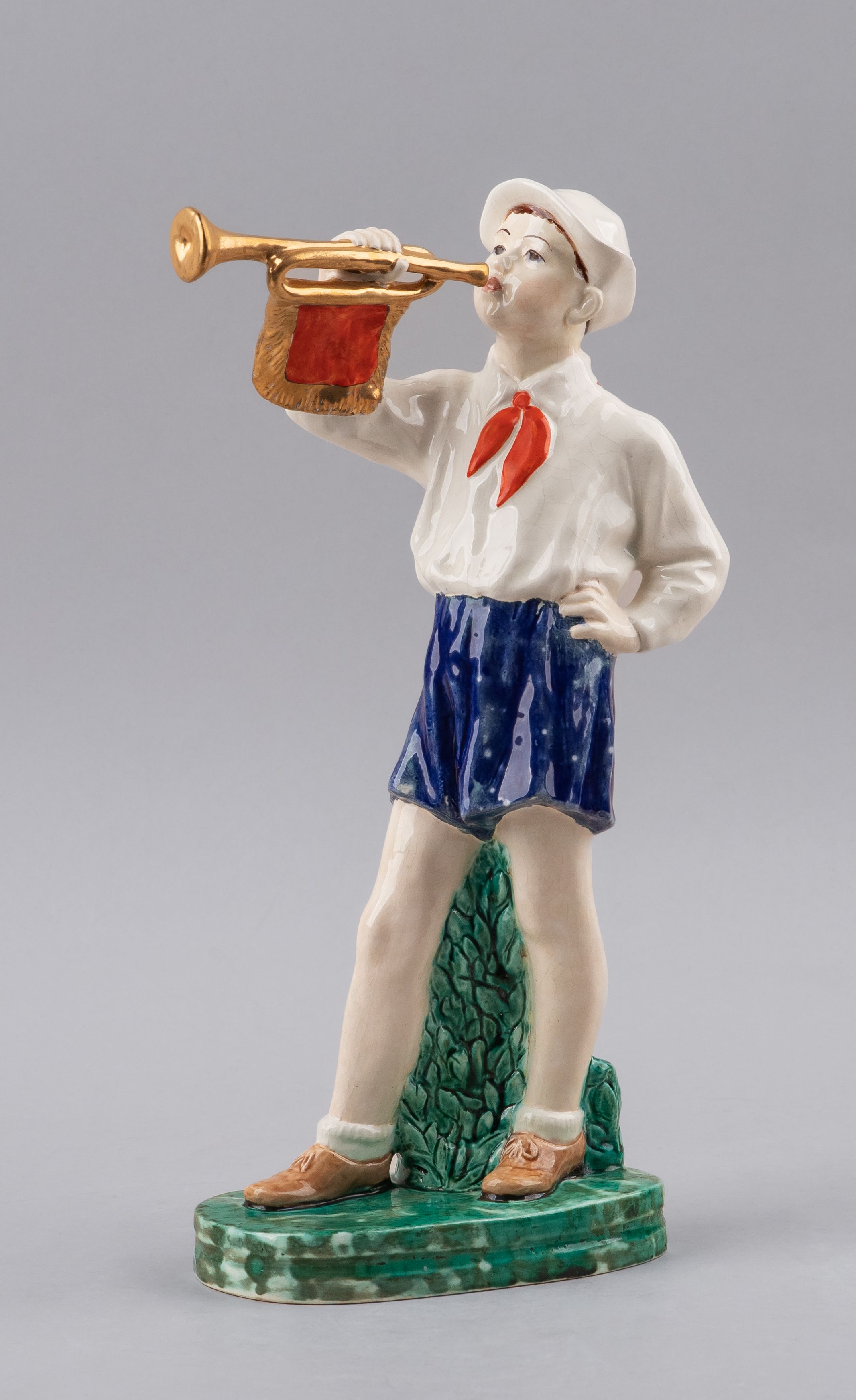 (М. П. Холодная) Скульптура «Пионер горнист».
СССР, Конаковский фаянсовый завод, скульптор – М. П. Холодная. 1952–1959 годы.