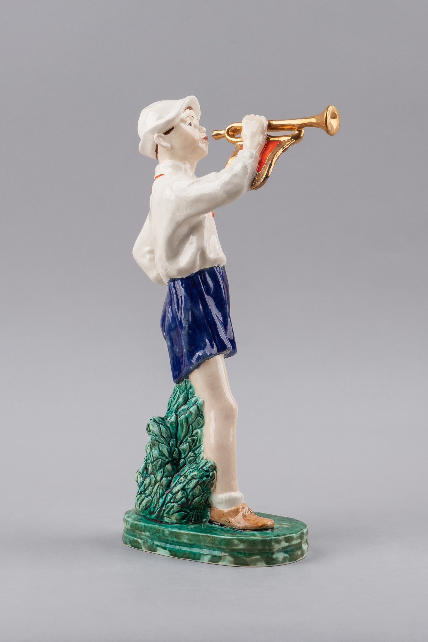 (М. П. Холодная) Скульптура «Пионер горнист».
СССР, Конаковский фаянсовый завод, скульптор – М. П. Холодная. 1952–1959 годы.