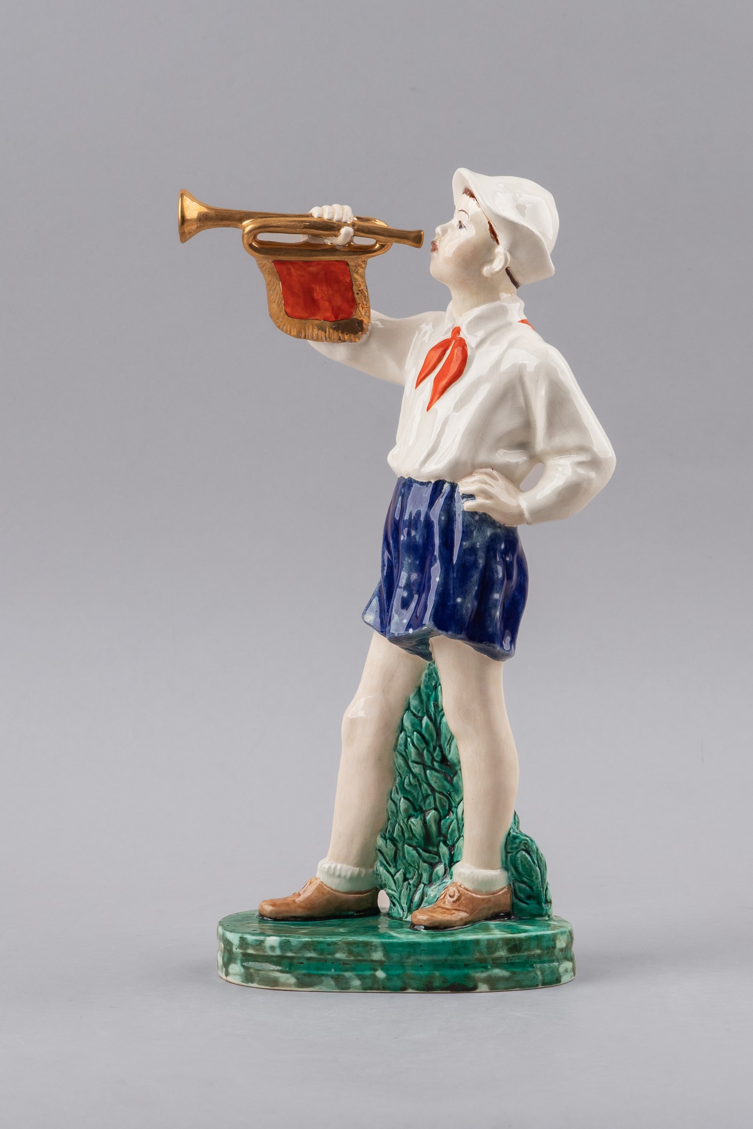 (М. П. Холодная) Скульптура «Пионер горнист».
СССР, Конаковский фаянсовый завод, скульптор – М. П. Холодная. 1952–1959 годы.
