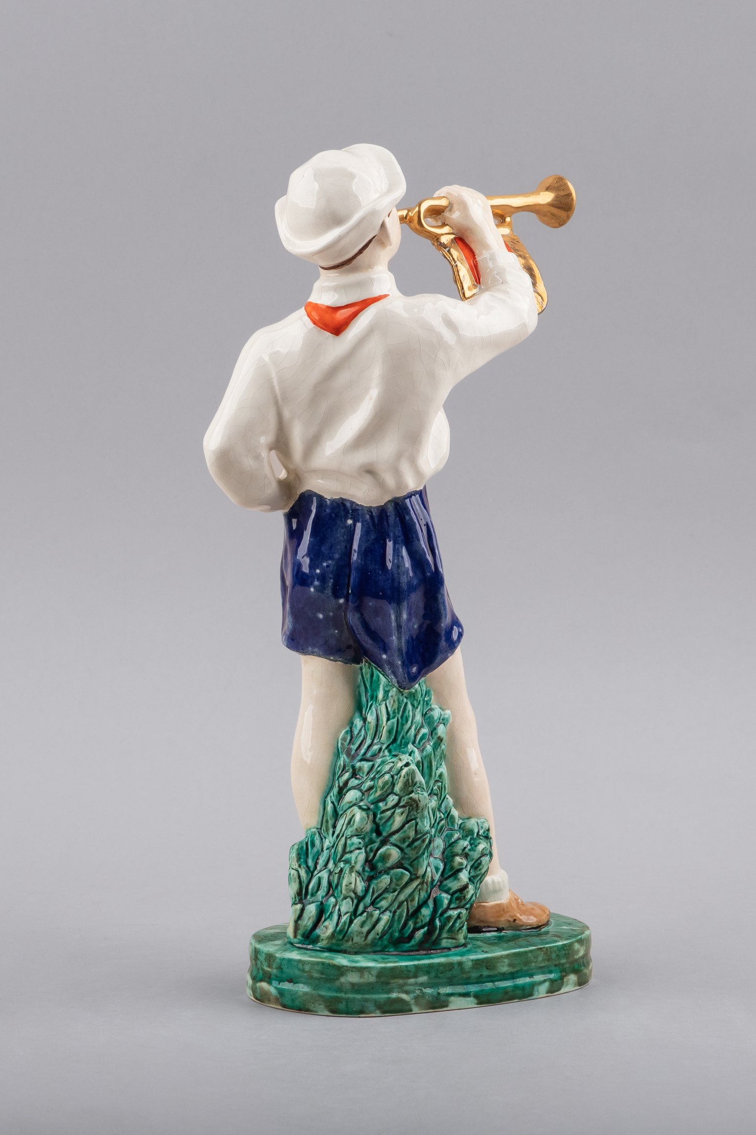 (М. П. Холодная) Скульптура «Пионер горнист».
СССР, Конаковский фаянсовый завод, скульптор – М. П. Холодная. 1952–1959 годы.