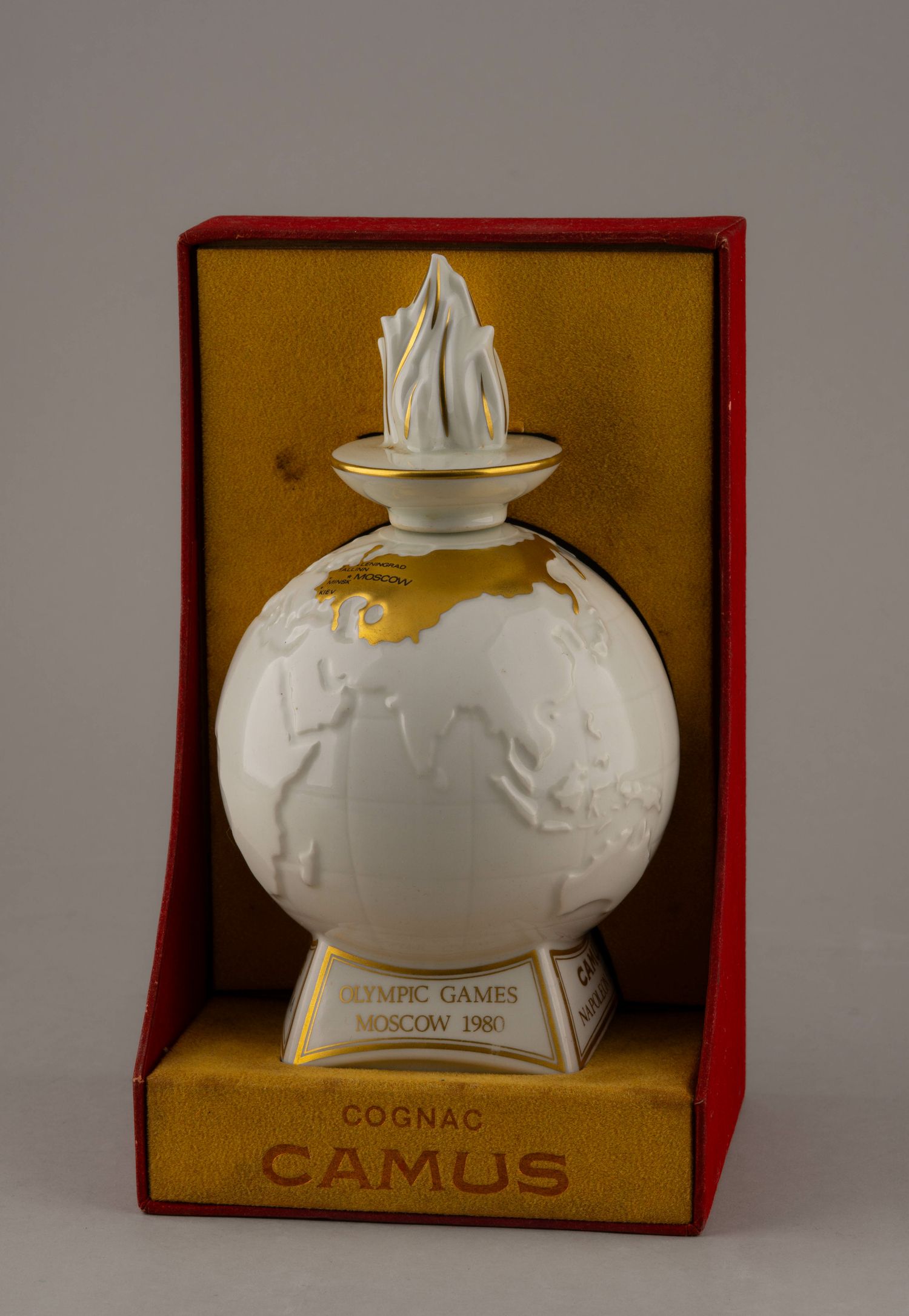 (Олимпийские игры 1980 года) Номерной экземпляр. Подарочная бутыль коньяка «Camus Napoleon Extra», выпущенный ограниченной серией в честь XXII Олимпийских игр 1980 года в СССР. Франция, Лимож, Бернардо (Bernardaud), 1980,  № 3240.
