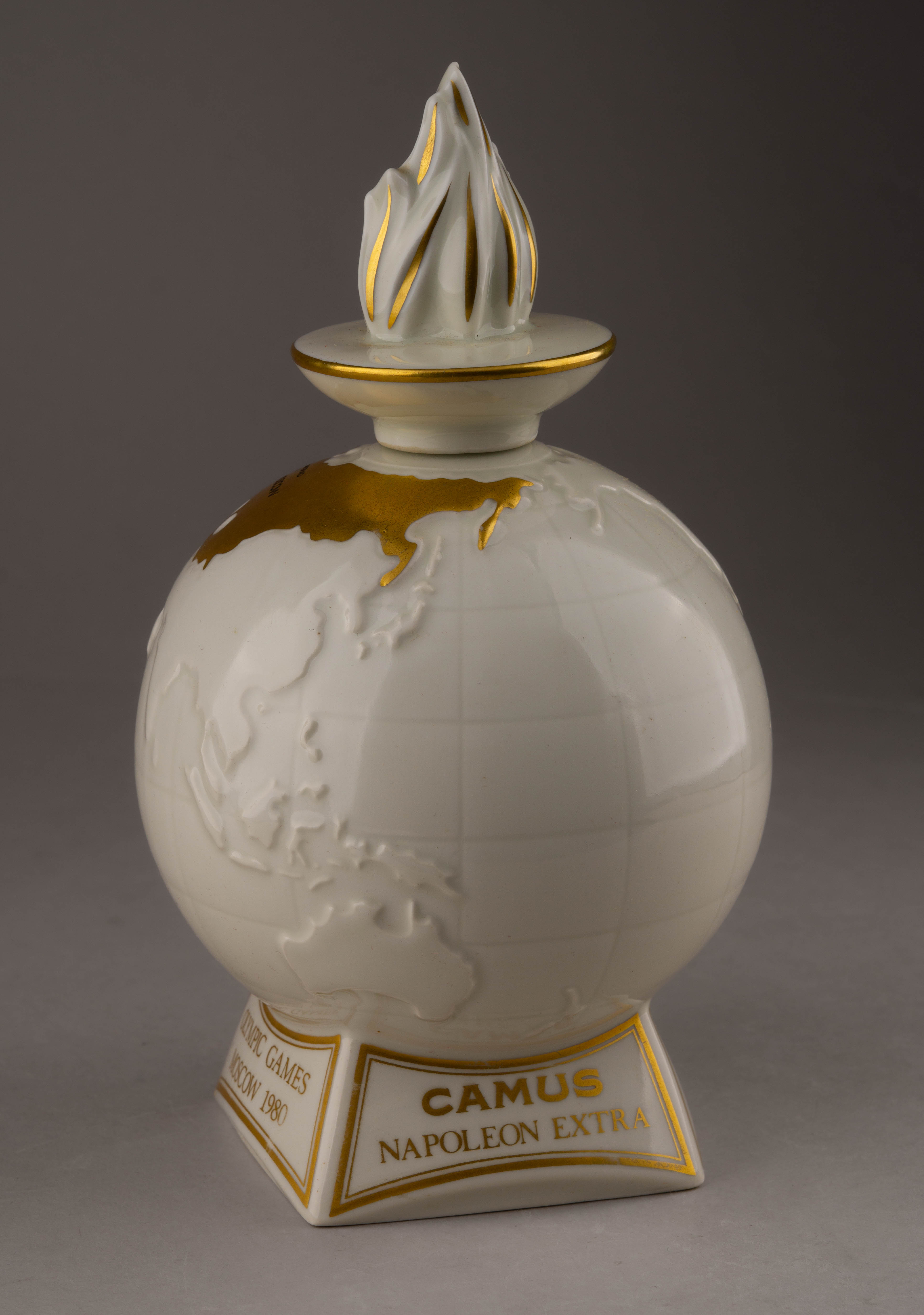 (Олимпийские игры 1980 года) Номерной экземпляр. Подарочная бутыль коньяка «Camus Napoleon Extra», выпущенный ограниченной серией в честь XXII Олимпийских игр 1980 года в СССР. Франция, Лимож, Бернардо (Bernardaud), 1980,  № 3240.