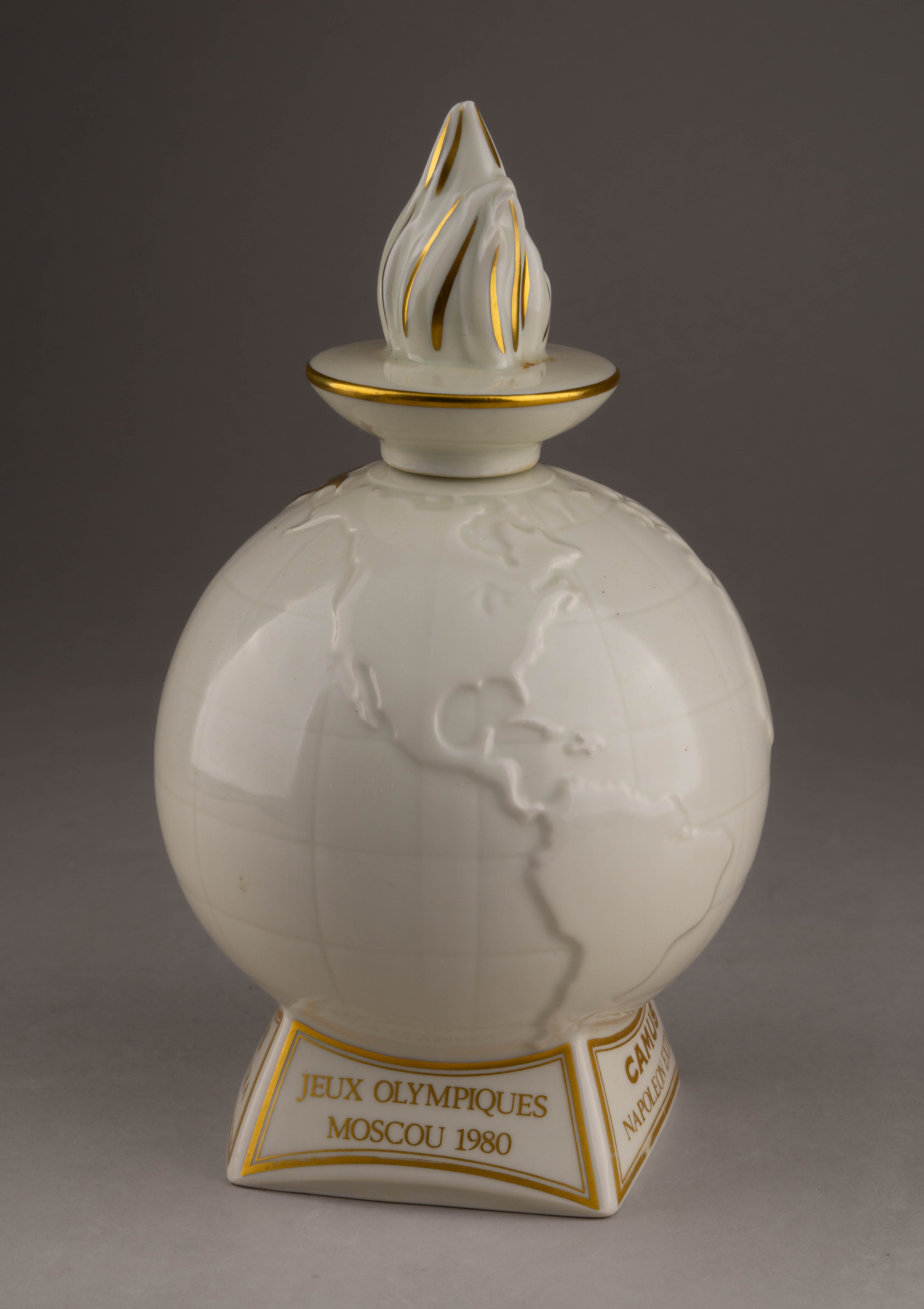 (Олимпийские игры 1980 года) Номерной экземпляр. Подарочная бутыль коньяка «Camus Napoleon Extra», выпущенный ограниченной серией в честь XXII Олимпийских игр 1980 года в СССР. Франция, Лимож, Бернардо (Bernardaud), 1980,  № 3240.
