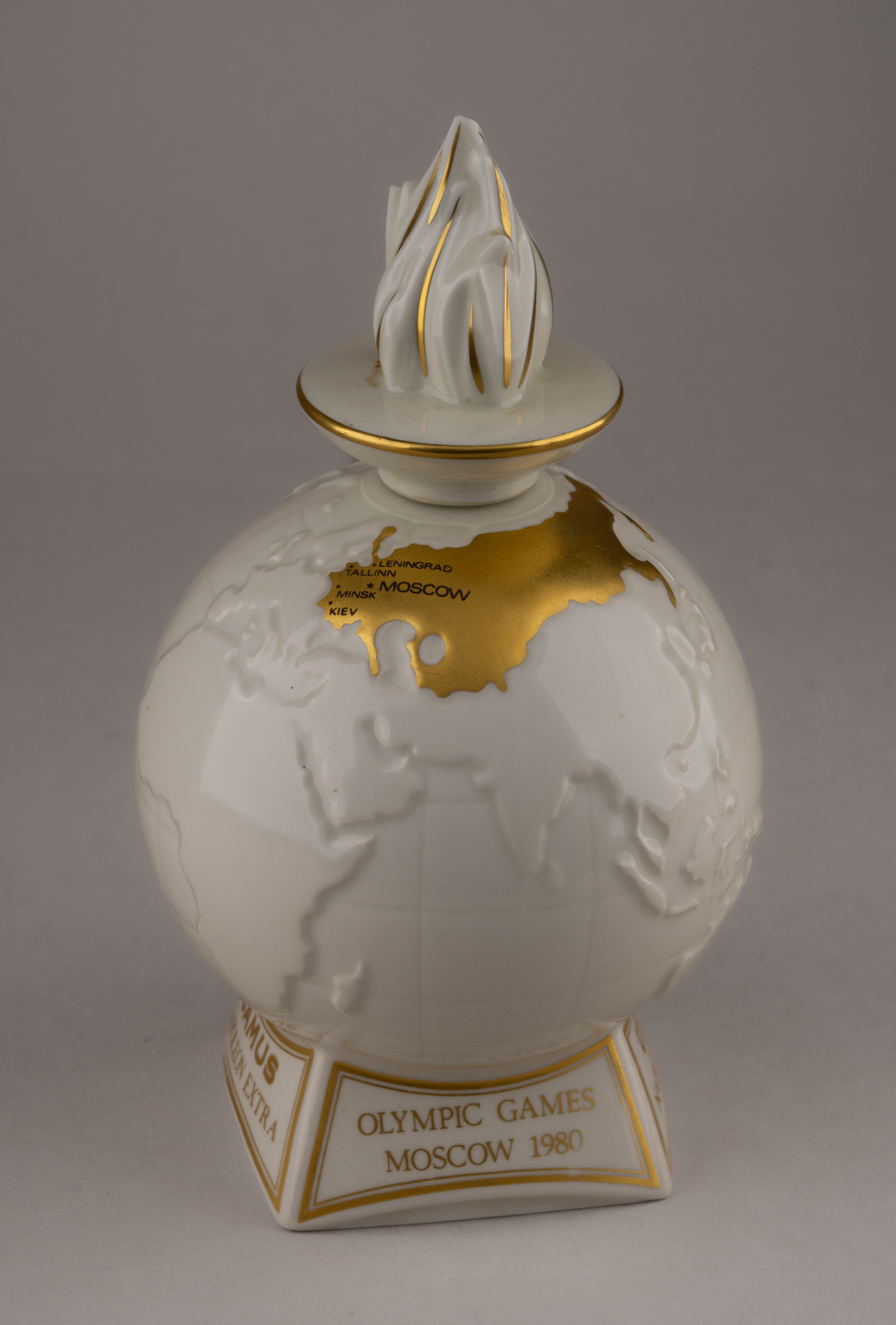 (Олимпийские игры 1980 года) Номерной экземпляр. Подарочная бутыль коньяка «Camus Napoleon Extra», выпущенный ограниченной серией в честь XXII Олимпийских игр 1980 года в СССР. Франция, Лимож, Бернардо (Bernardaud), 1980,  № 3240.