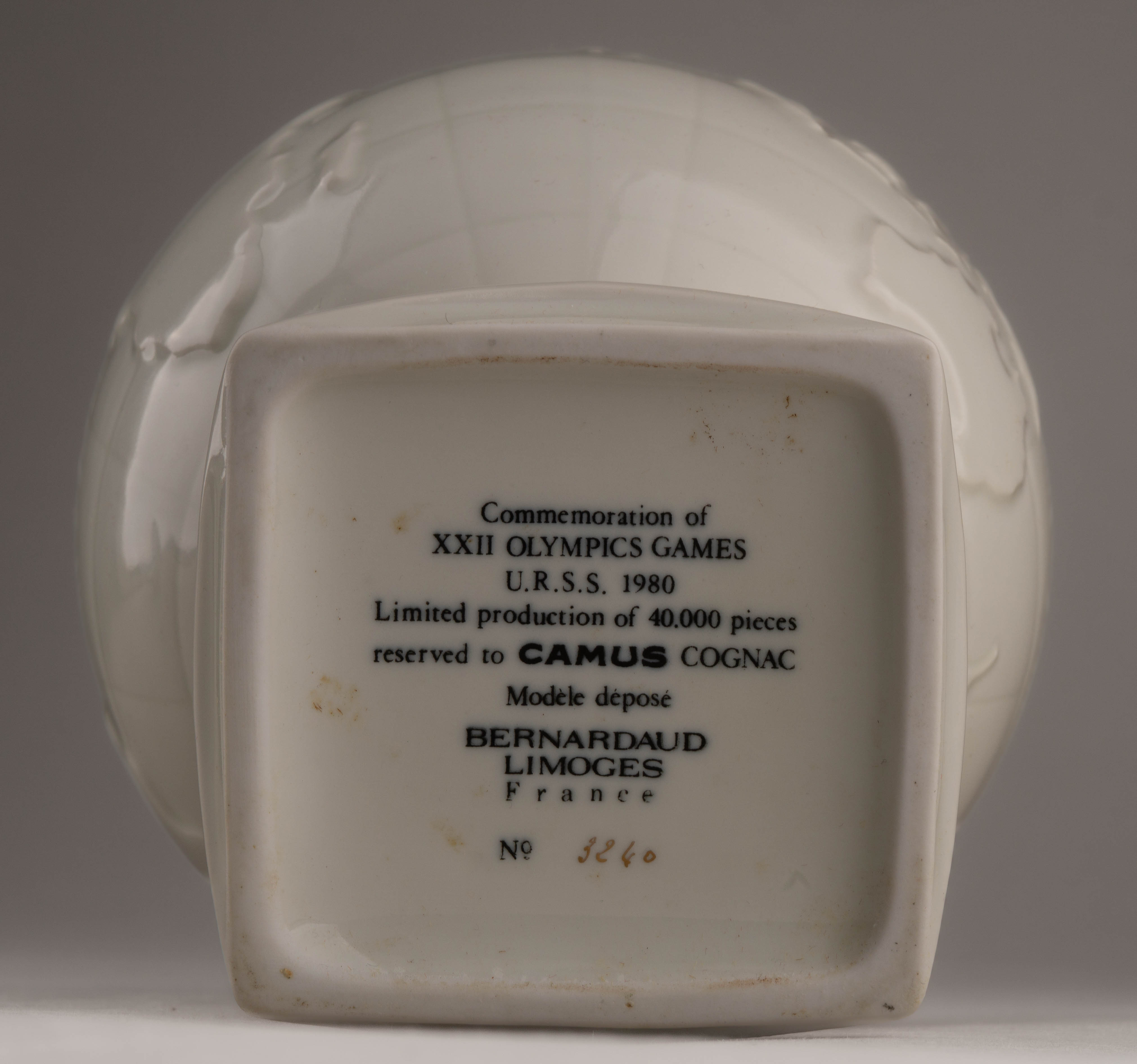 (Олимпийские игры 1980 года) Номерной экземпляр. Подарочная бутыль коньяка «Camus Napoleon Extra», выпущенный ограниченной серией в честь XXII Олимпийских игр 1980 года в СССР. Франция, Лимож, Бернардо (Bernardaud), 1980,  № 3240.