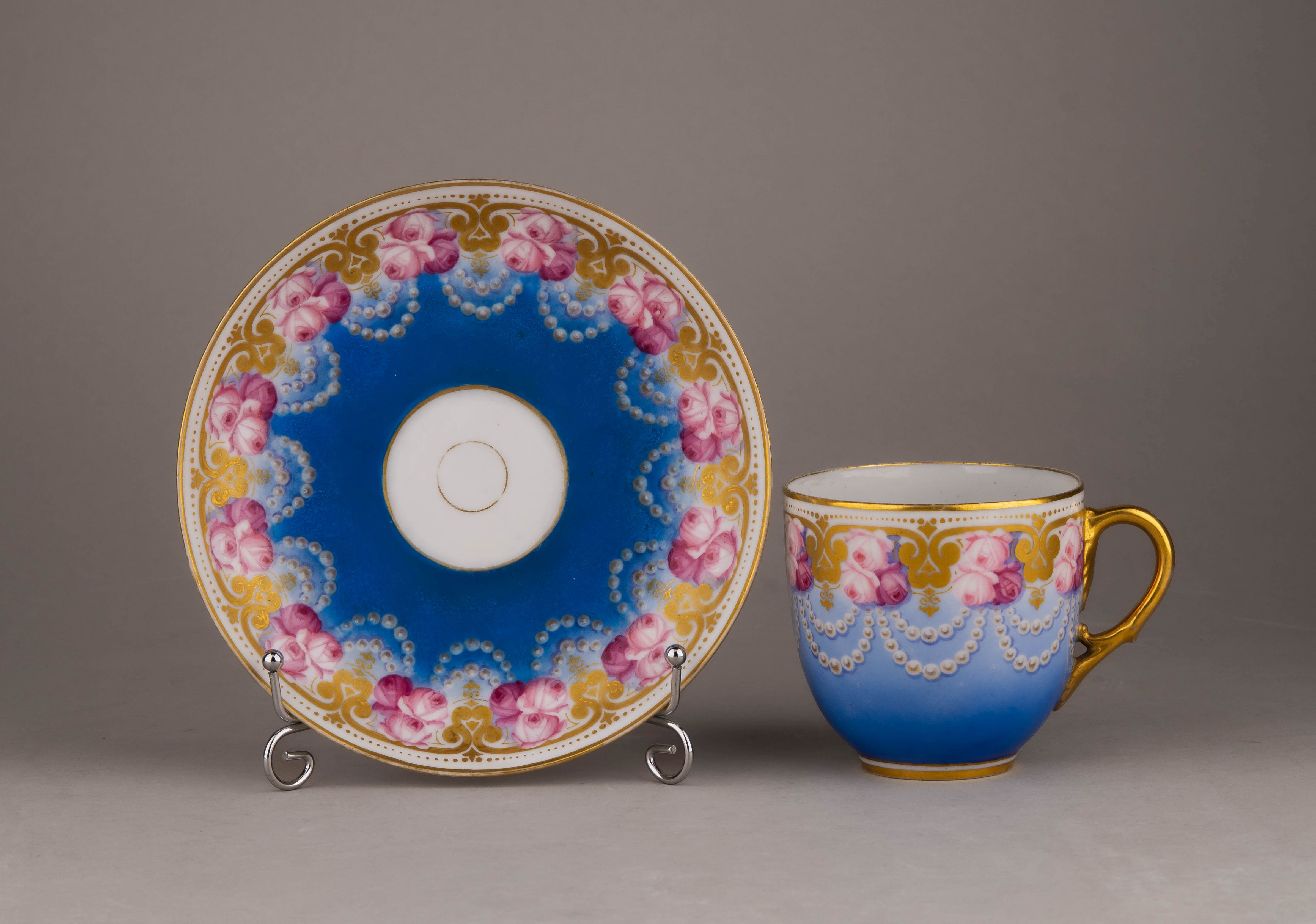 Чайная пара с изображением жемчужных гирлянд и роз. 
Россия, Императорский фарфоровый завод, 1855–1881 годы.