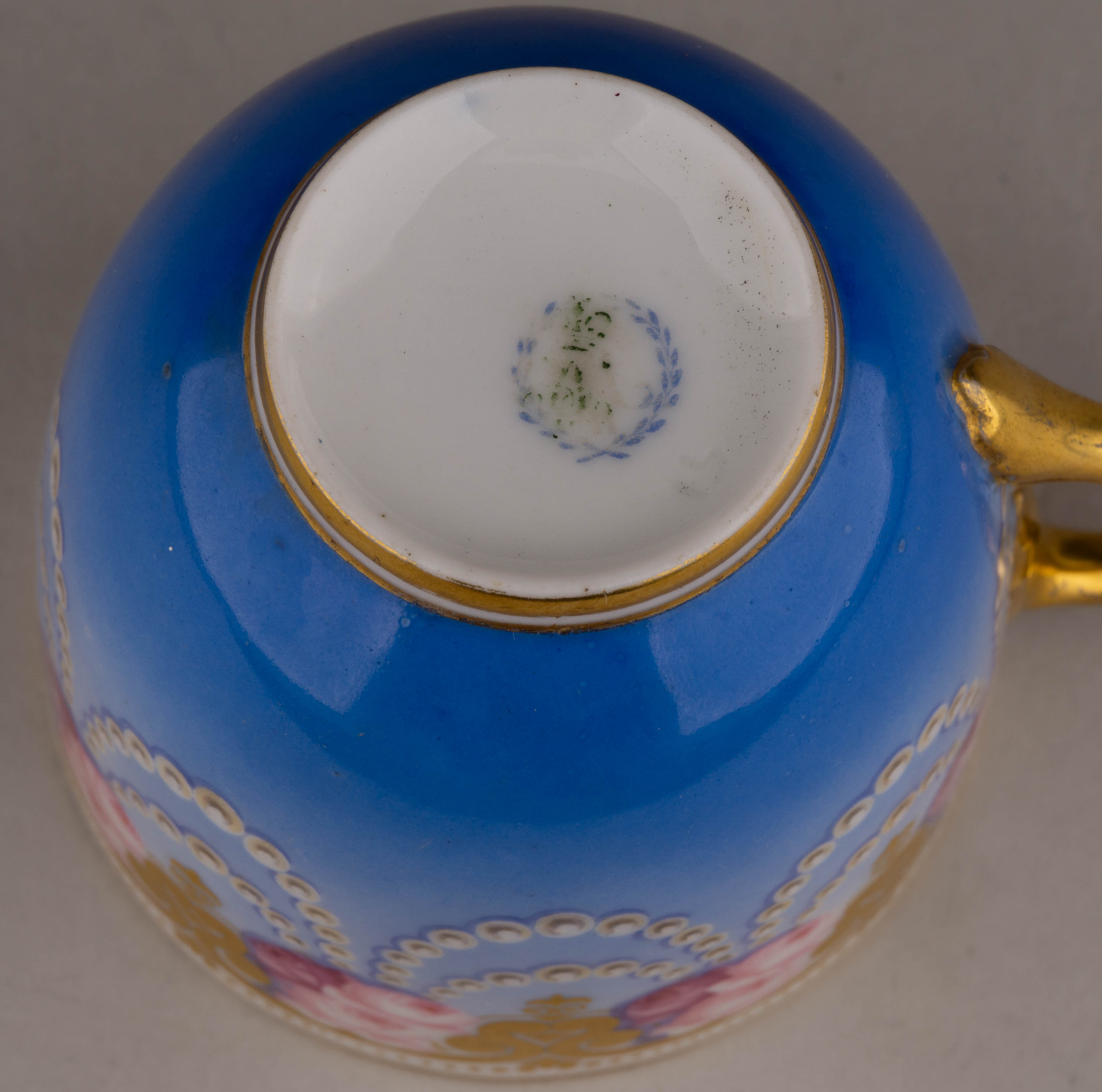 Чайная пара с изображением жемчужных гирлянд и роз. 
Россия, Императорский фарфоровый завод, 1855–1881 годы.