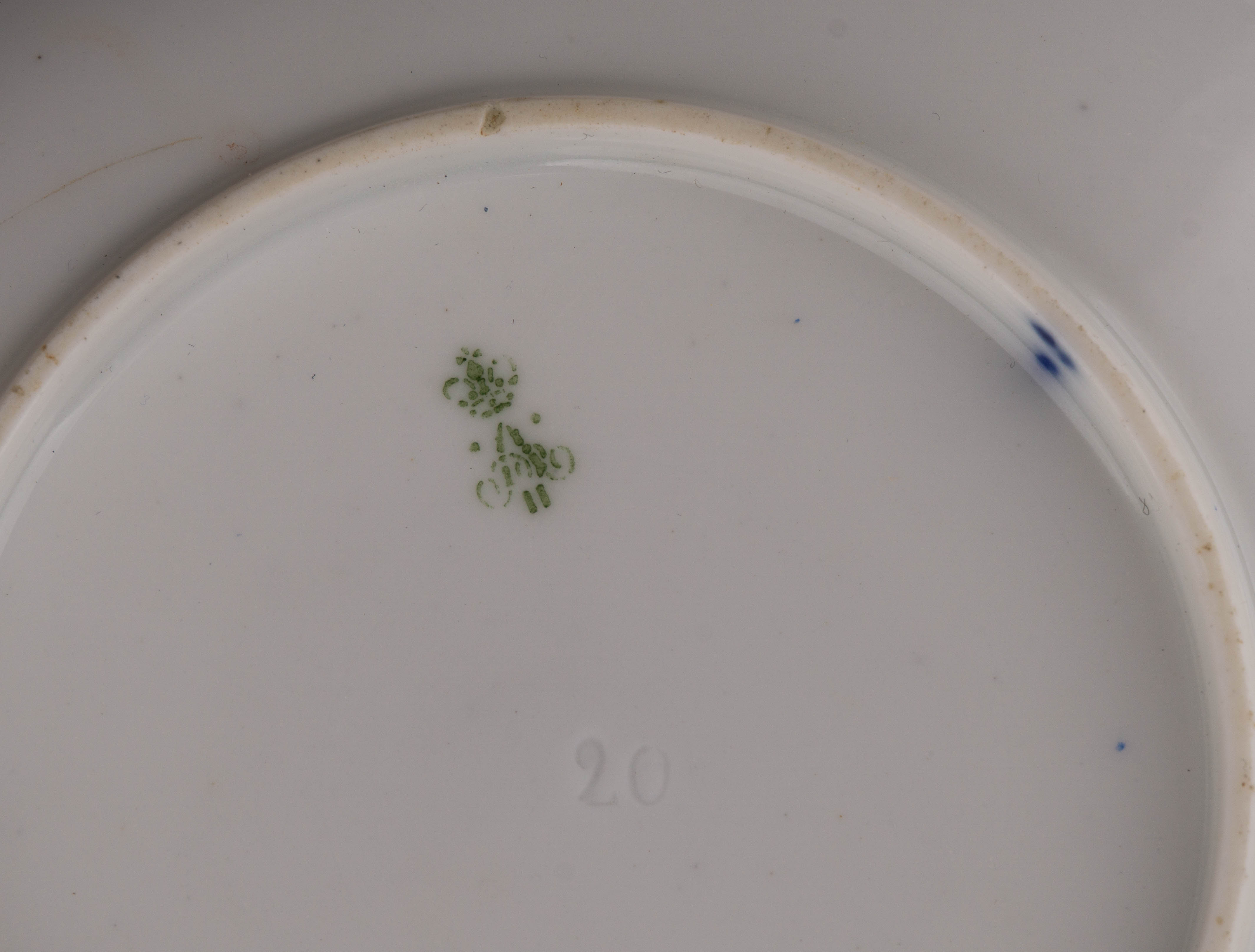 Чайная пара с изображением жемчужных гирлянд и роз. 
Россия, Императорский фарфоровый завод, 1855–1881 годы.