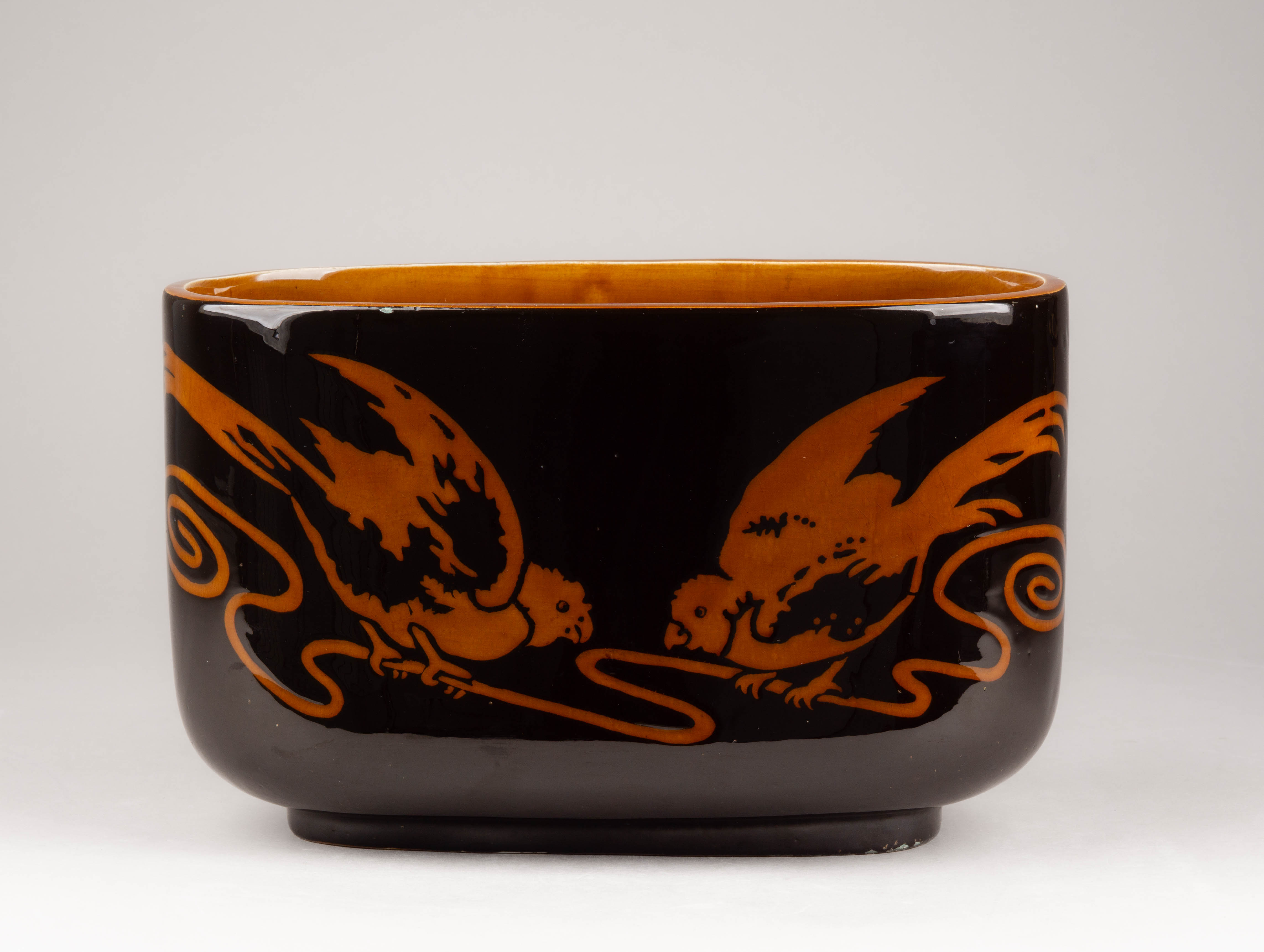 (Кузнецов) Кашпо с изображением попугаев. Россия, завод «Товарищества М. С. Кузнецова» в Твери, 1870-е-1889 годы.