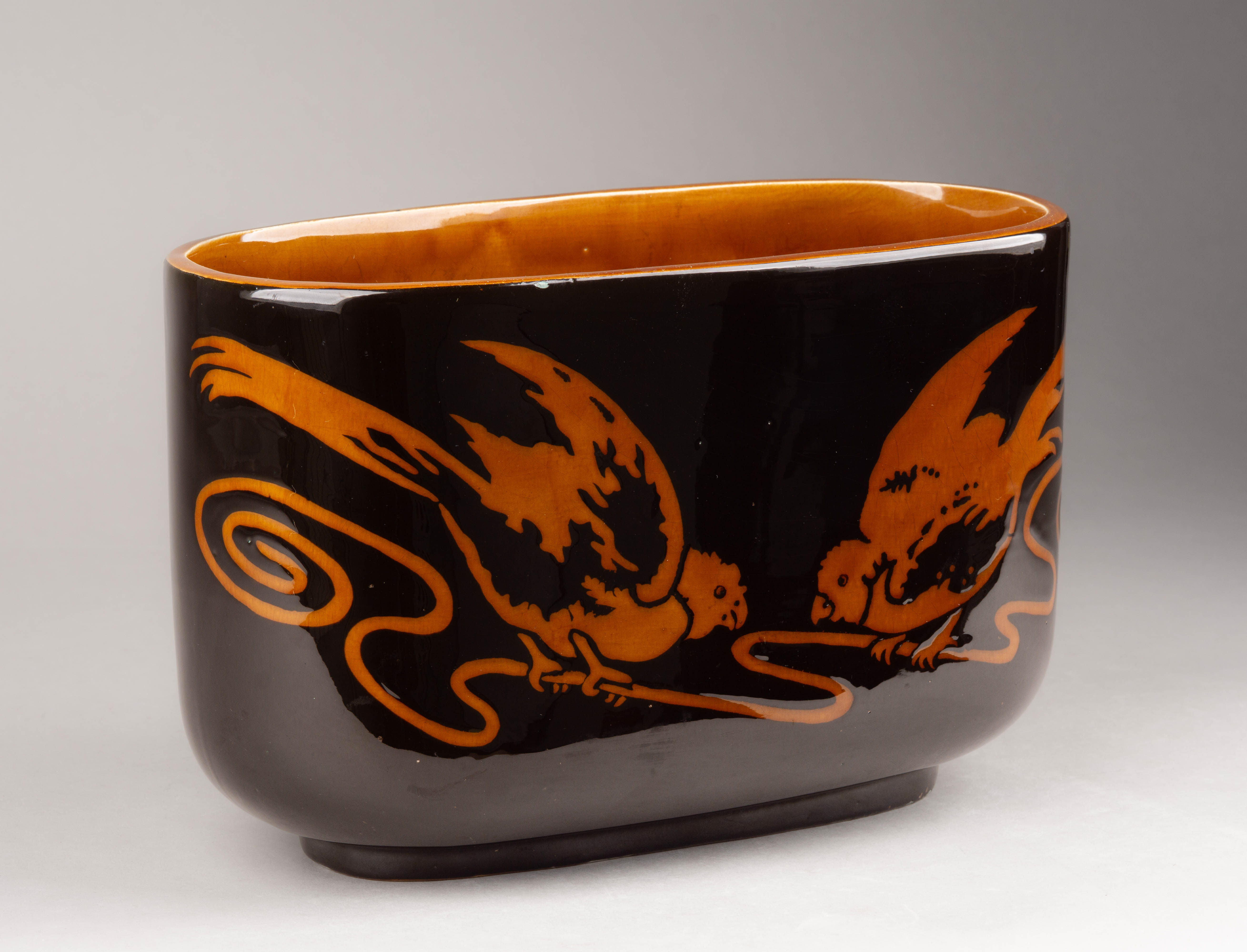 (Кузнецов) Кашпо с изображением попугаев. Россия, завод «Товарищества М. С. Кузнецова» в Твери, 1870-е-1889 годы.