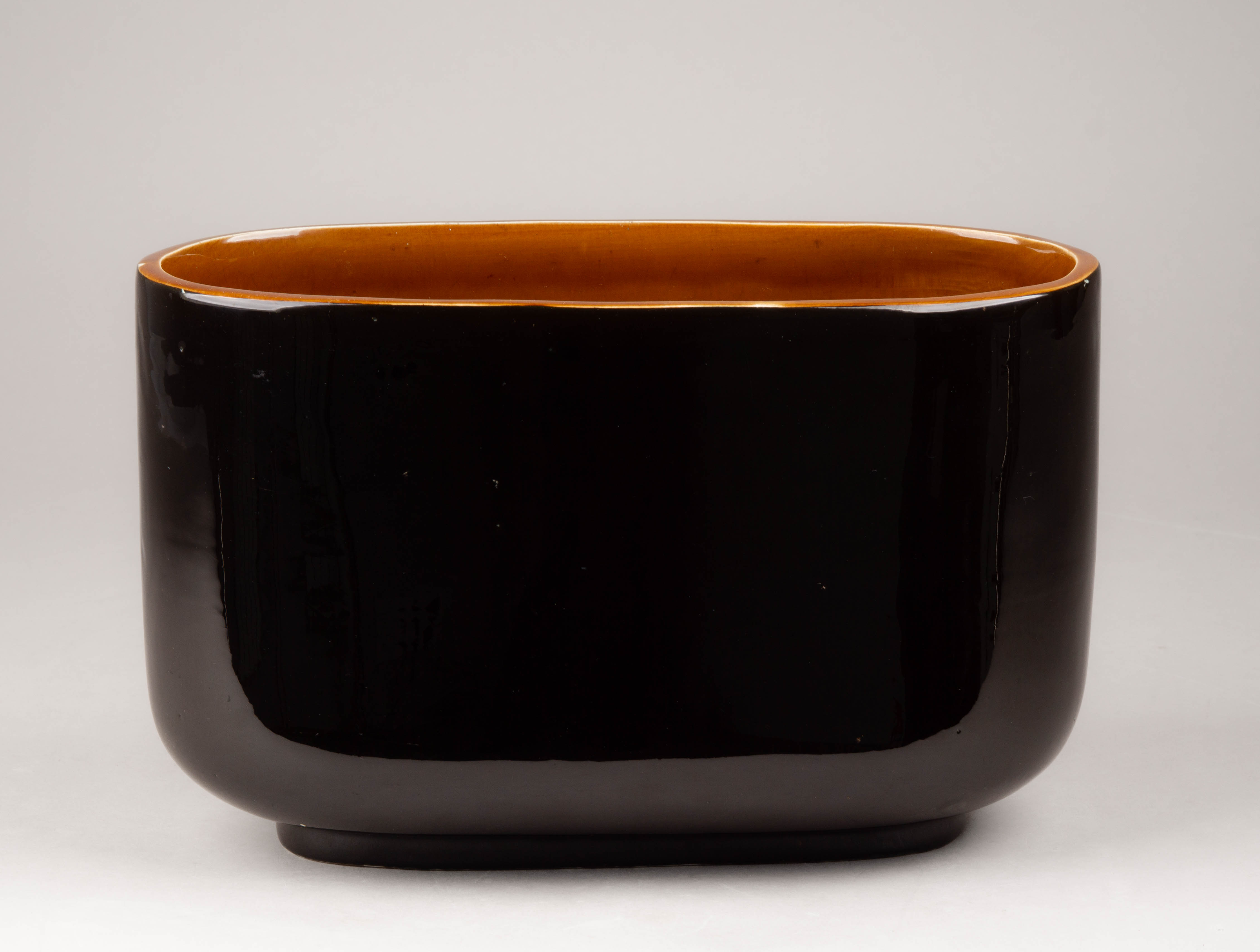 (Кузнецов) Кашпо с изображением попугаев. Россия, завод «Товарищества М. С. Кузнецова» в Твери, 1870-е-1889 годы.