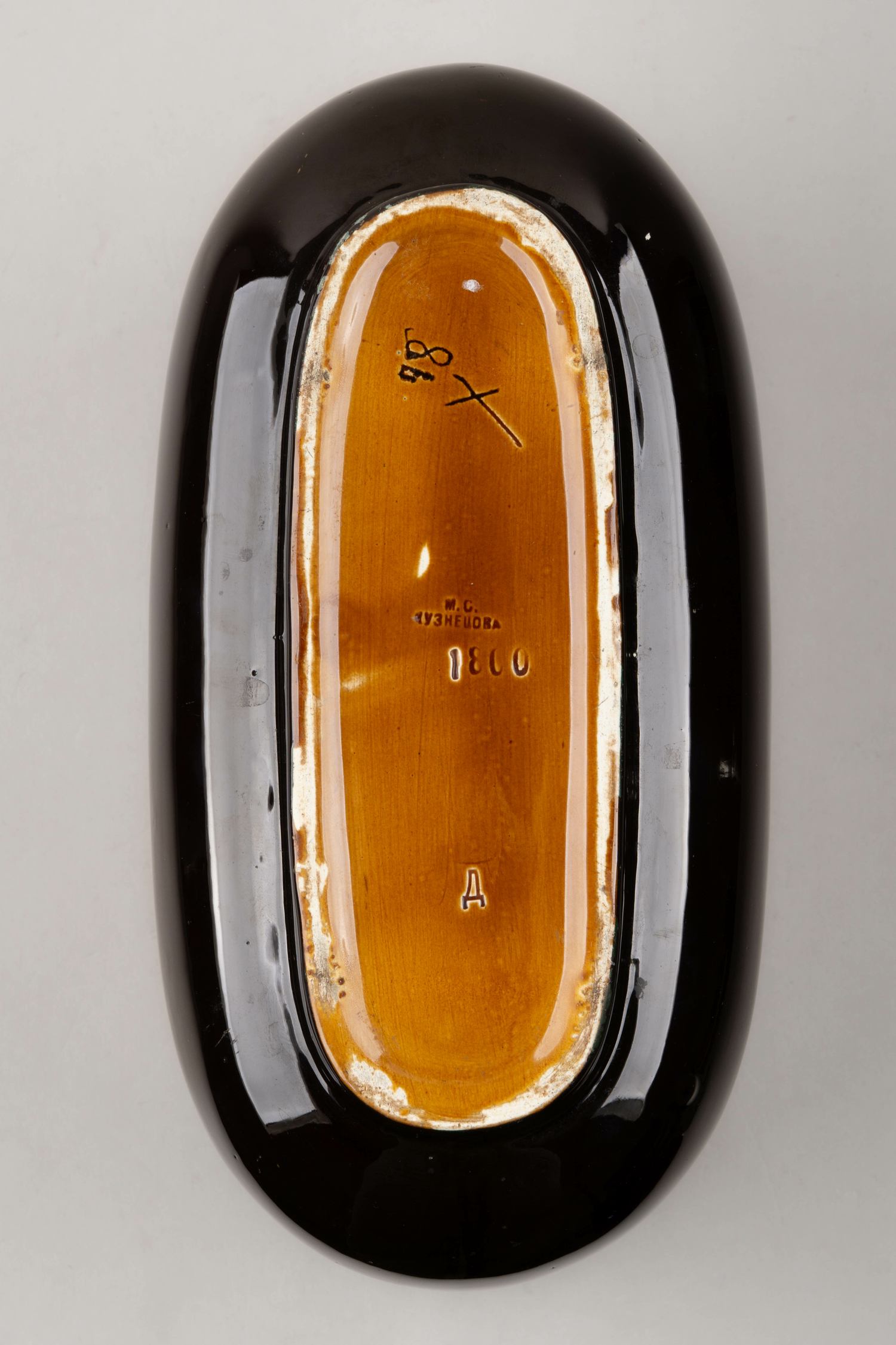 (Кузнецов) Кашпо с изображением попугаев. Россия, завод «Товарищества М. С. Кузнецова» в Твери, 1870-е-1889 годы.