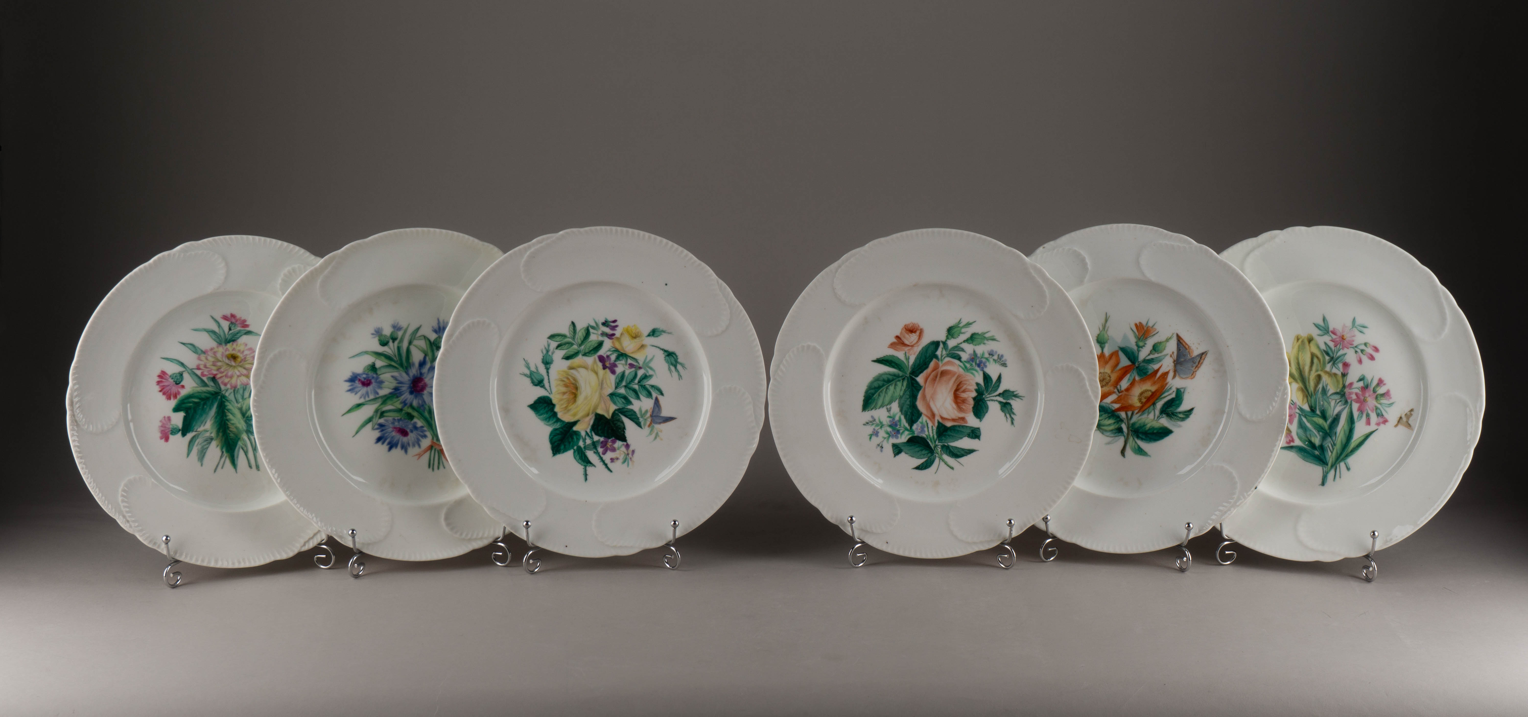 (Императорский фарфоровый завод) Шесть тарелок «Флора» с изображением  цветочных композиций. Россия, Императорский фарфоровый завод, Белье – сервиз «Капустный лист». 1840–1855 годы.